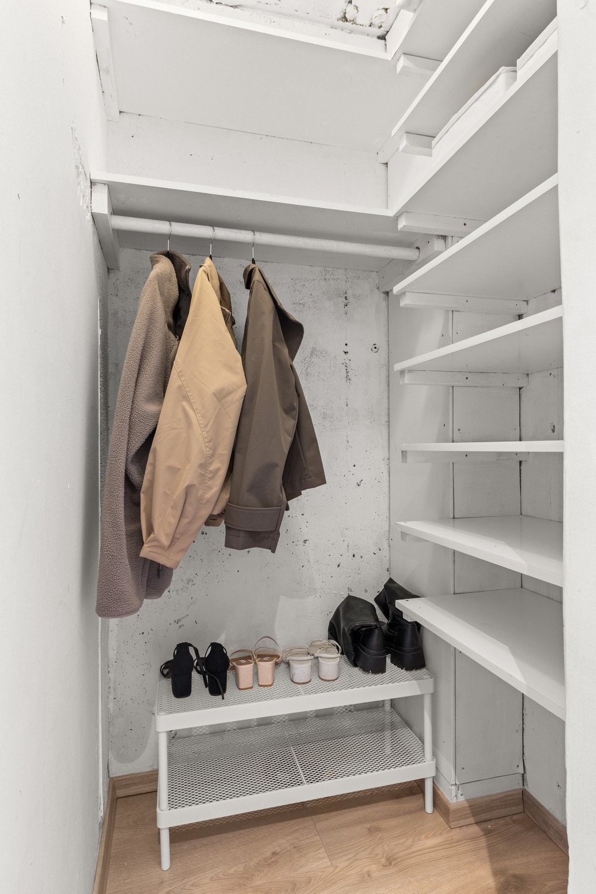 Praktisk innvendig bod i tilknytning til entréen. Galleribilde