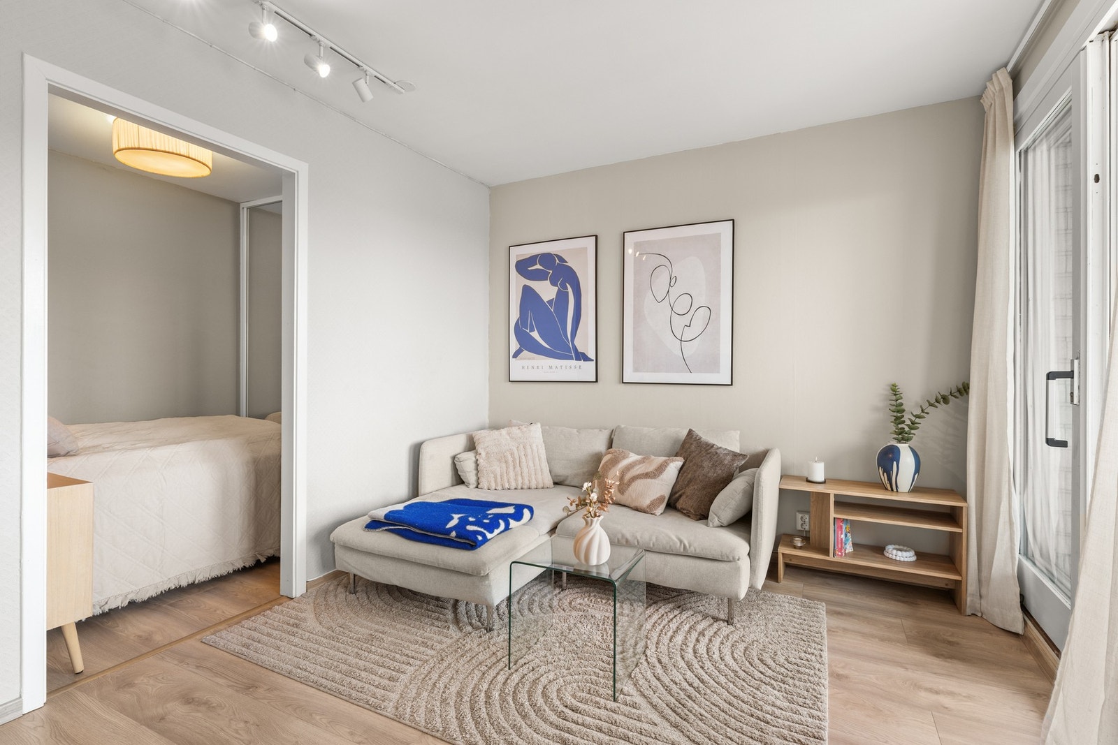 Gode innredningsmuligheter med plass til sofagruppe med tilhørende bord, samt div skap- og hylleløsninger. Galleribilde