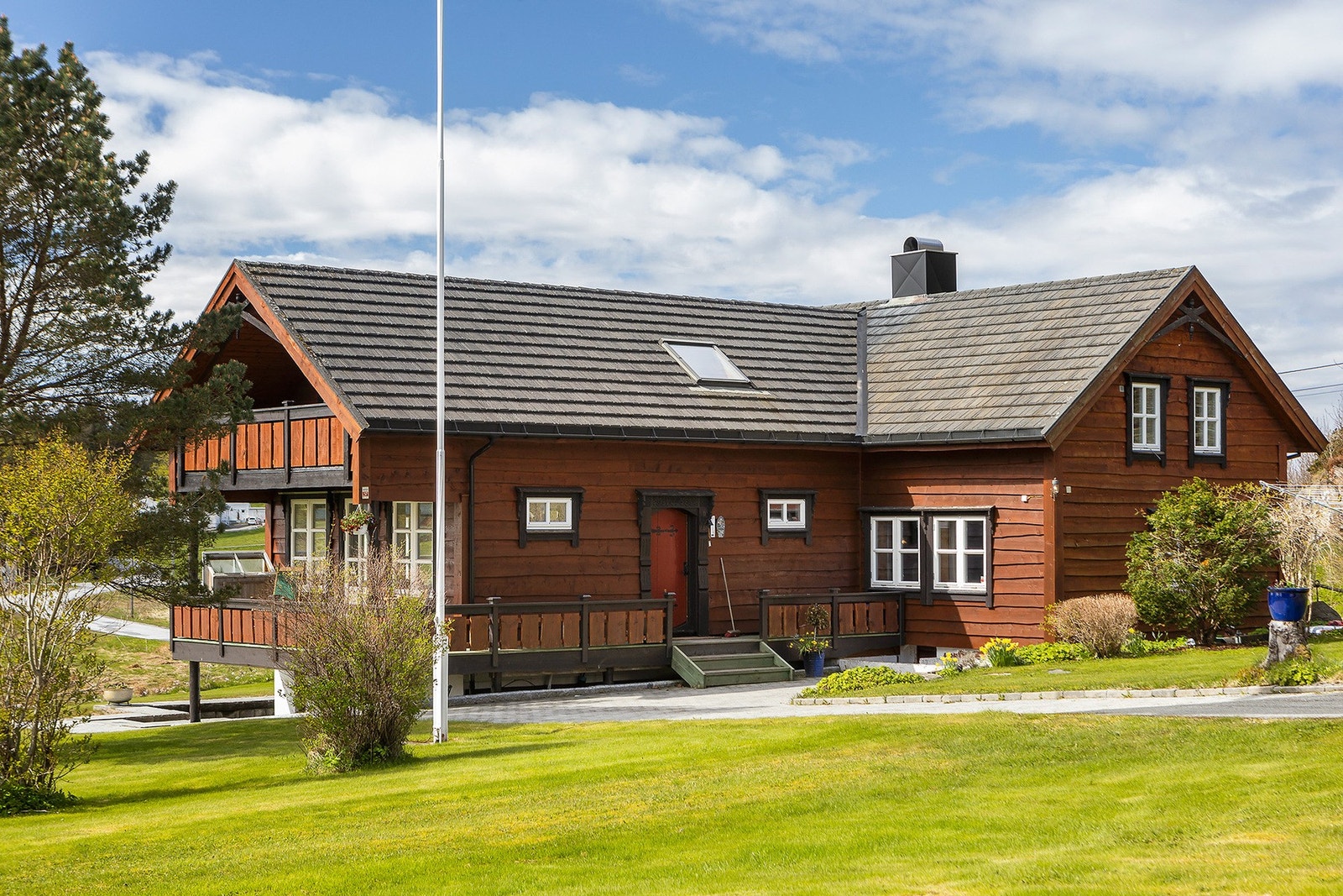 Meget stor enebolig som ble omfattende renovert og påbygd i 2010. Galleribilde