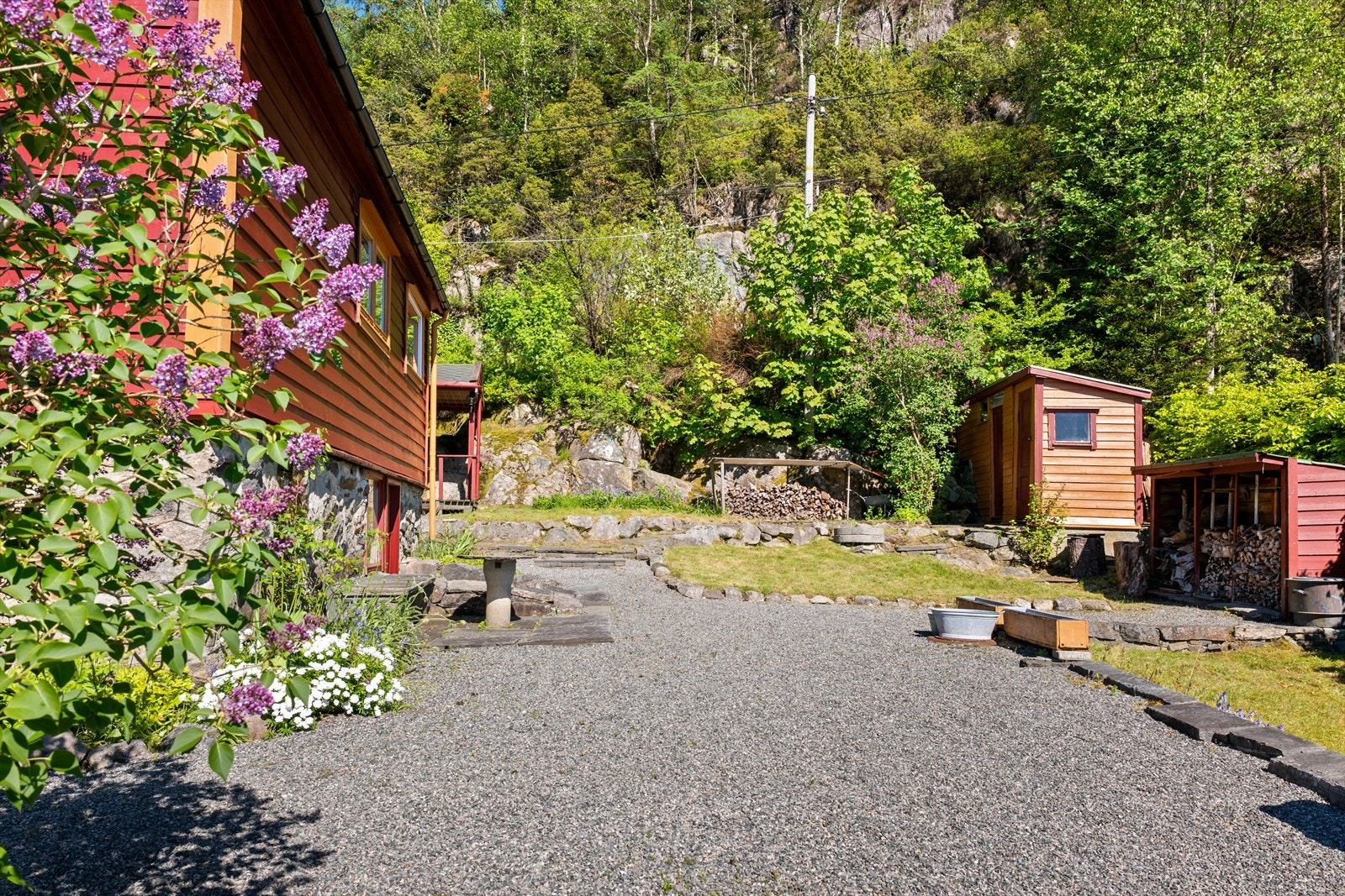 Det er mulighet til å parkere bil på eiendommen. Galleribilde