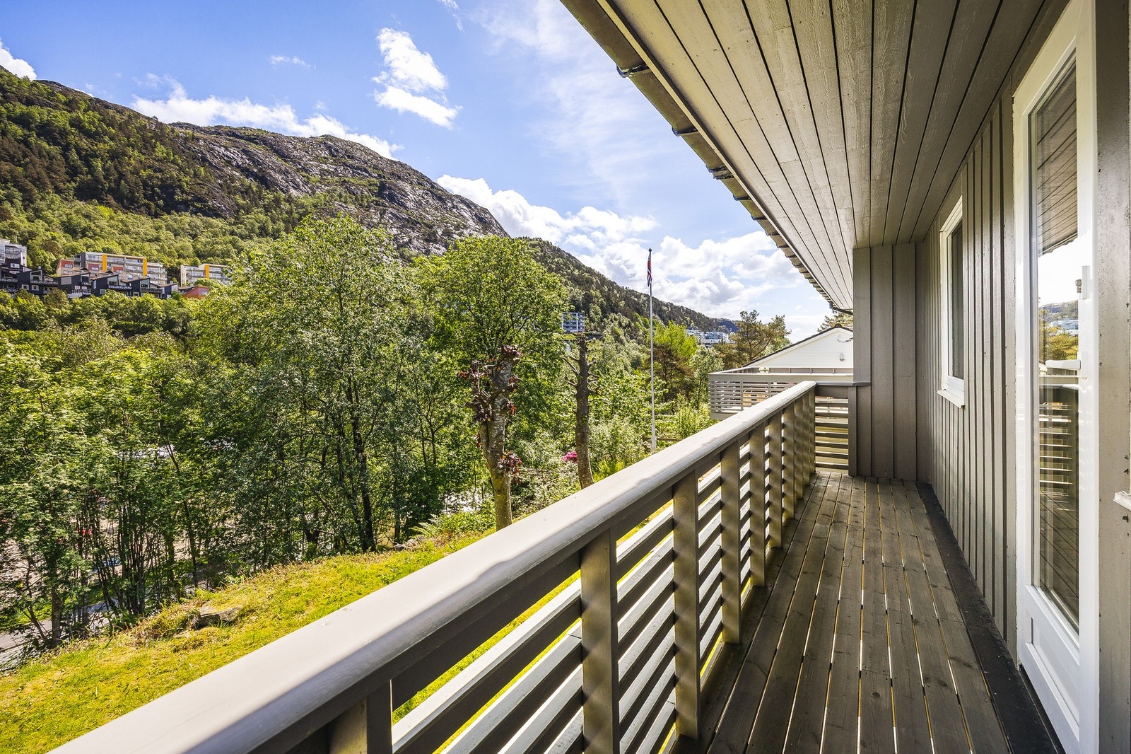 Fra hovedsoverommet har man utgang til østvendt altan på 5,7 m² Galleribilde