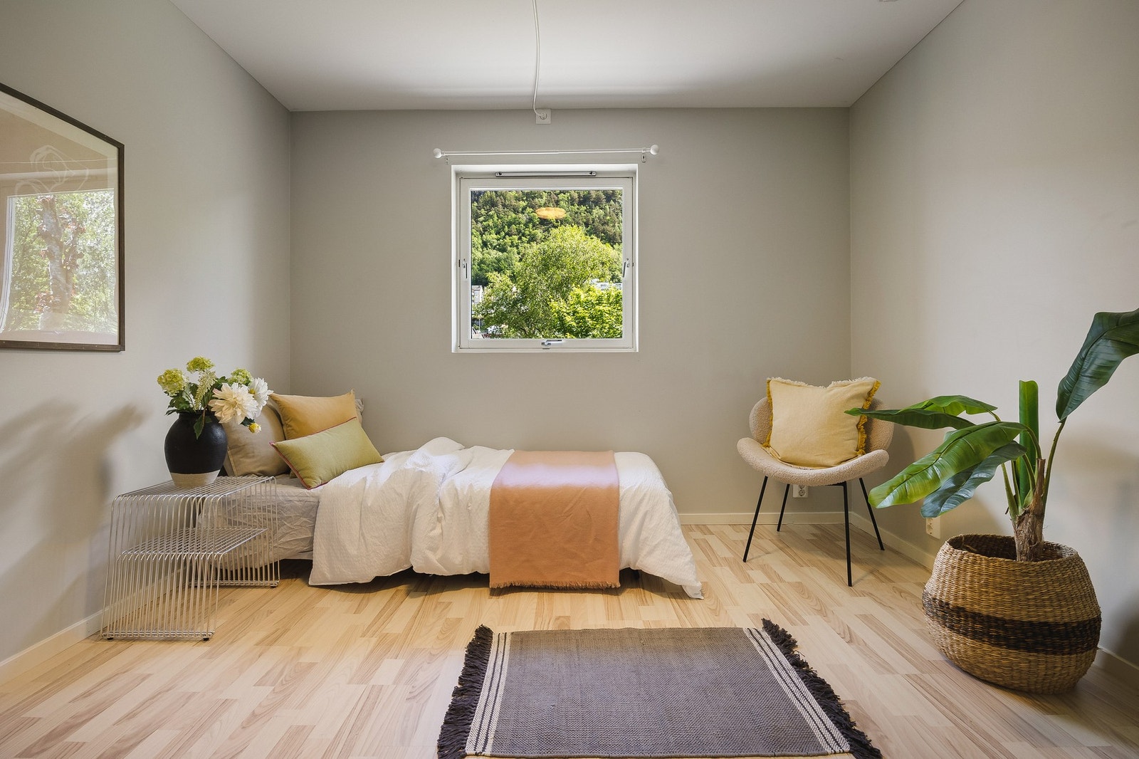 Soverommene i underetasjen måler 9,4 m² og 9,9 m² Galleribilde