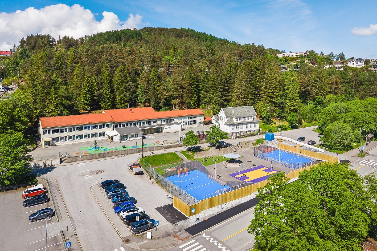 Nærmeste skole- og barnehagetilbud er kun en fem minutters spasertur fra boligen Galleribilde