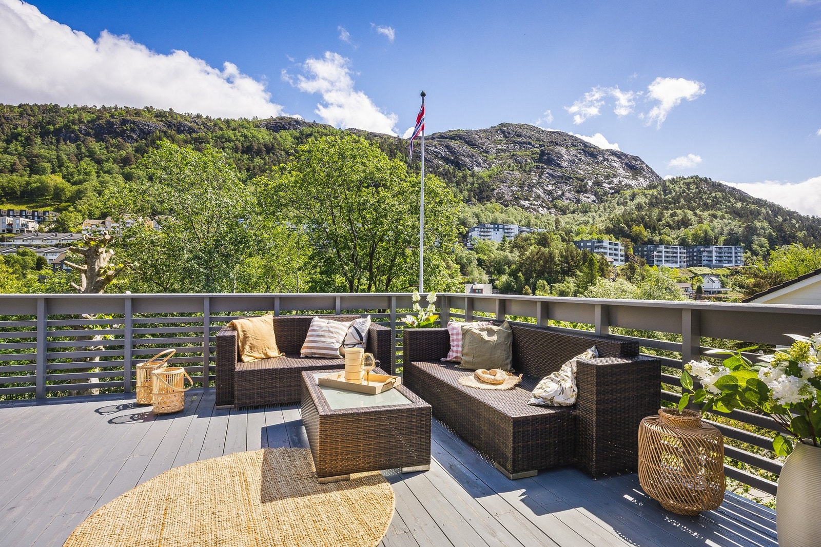 Stor terrasse med utsikt til Lyderhorn Galleribilde