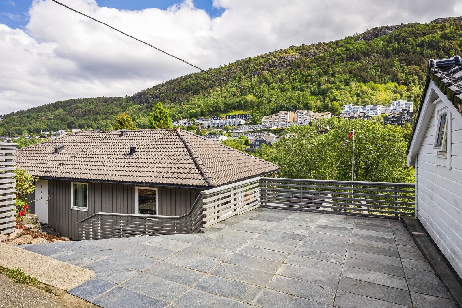 Boligen har to biloppstillingsplasser Galleribilde