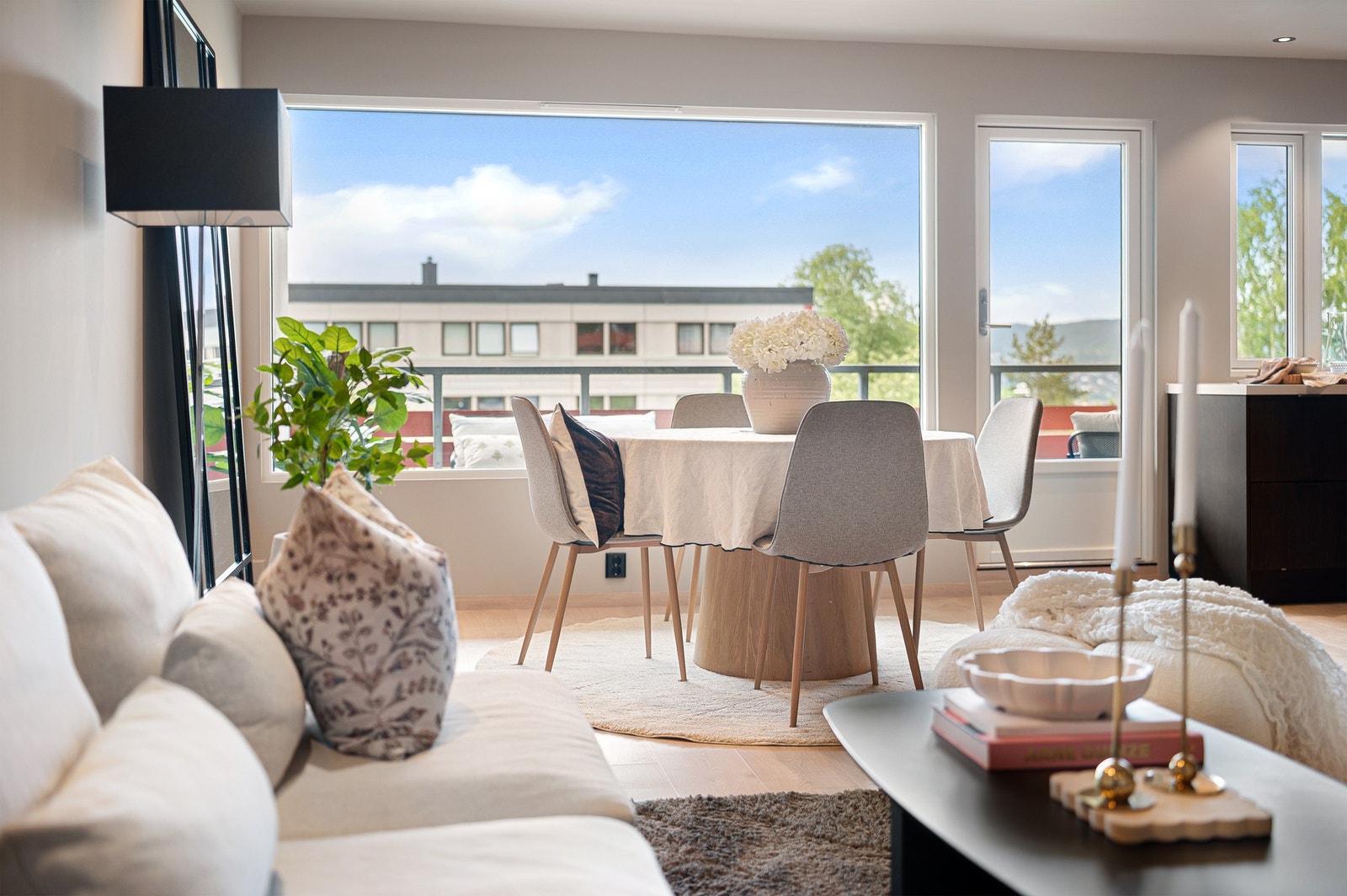 De store vindusflatene bidrar til rikelig med naturlig lysinnslipp. Galleribilde