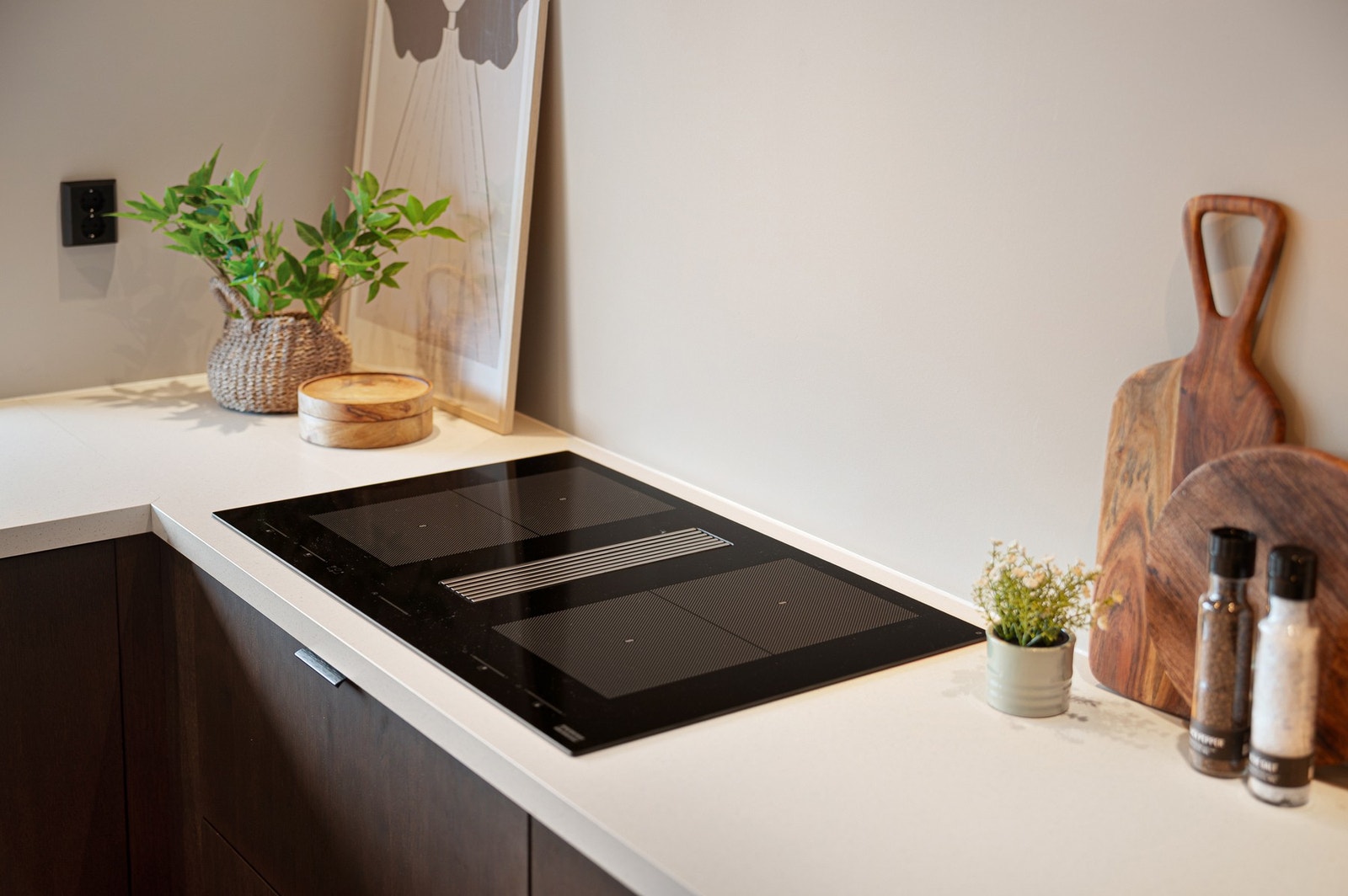 Benkeplatene er i laminat med nedfelt platetopp som har innlemmet ventilator. Galleribilde