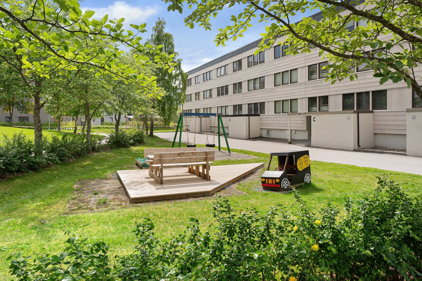 Borettslaget har flotte fellesarealer med sitteplasser og lekeplasser. Galleribilde