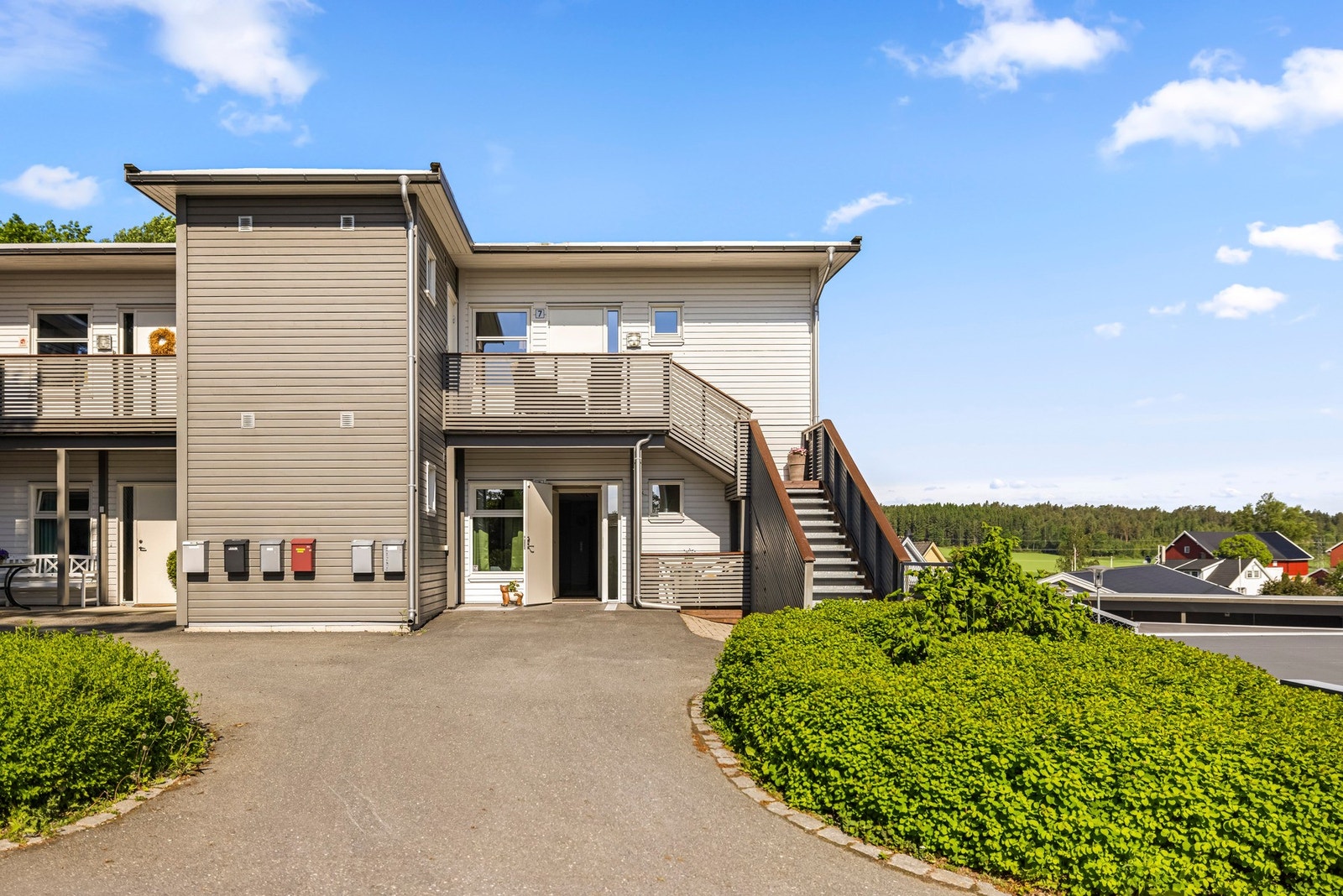 Leiligheten ligger fint til på enden i rekken. Det er også carport i rekke Galleribilde