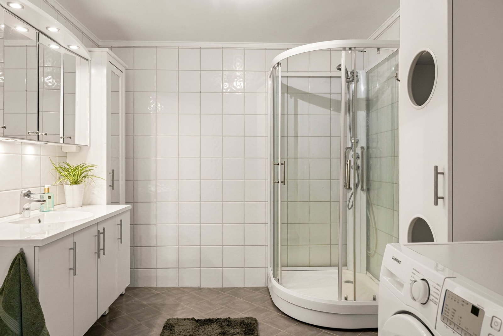 Badet er pent utført med flislagte gulv og vegger, gulvvarme samt balansert ventilasjon Galleribilde