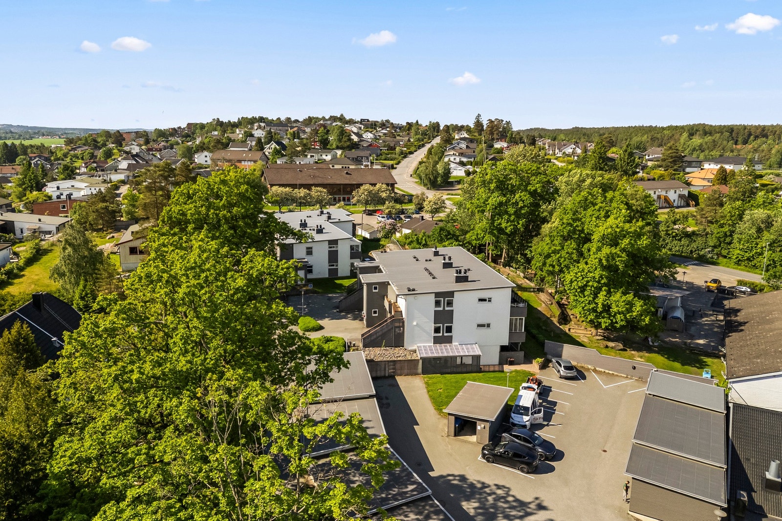 Rolvsøy er et sentralt og populært område mellom Fredrikstad og Sarpsborg, med kort vei til begge bysentrene Galleribilde