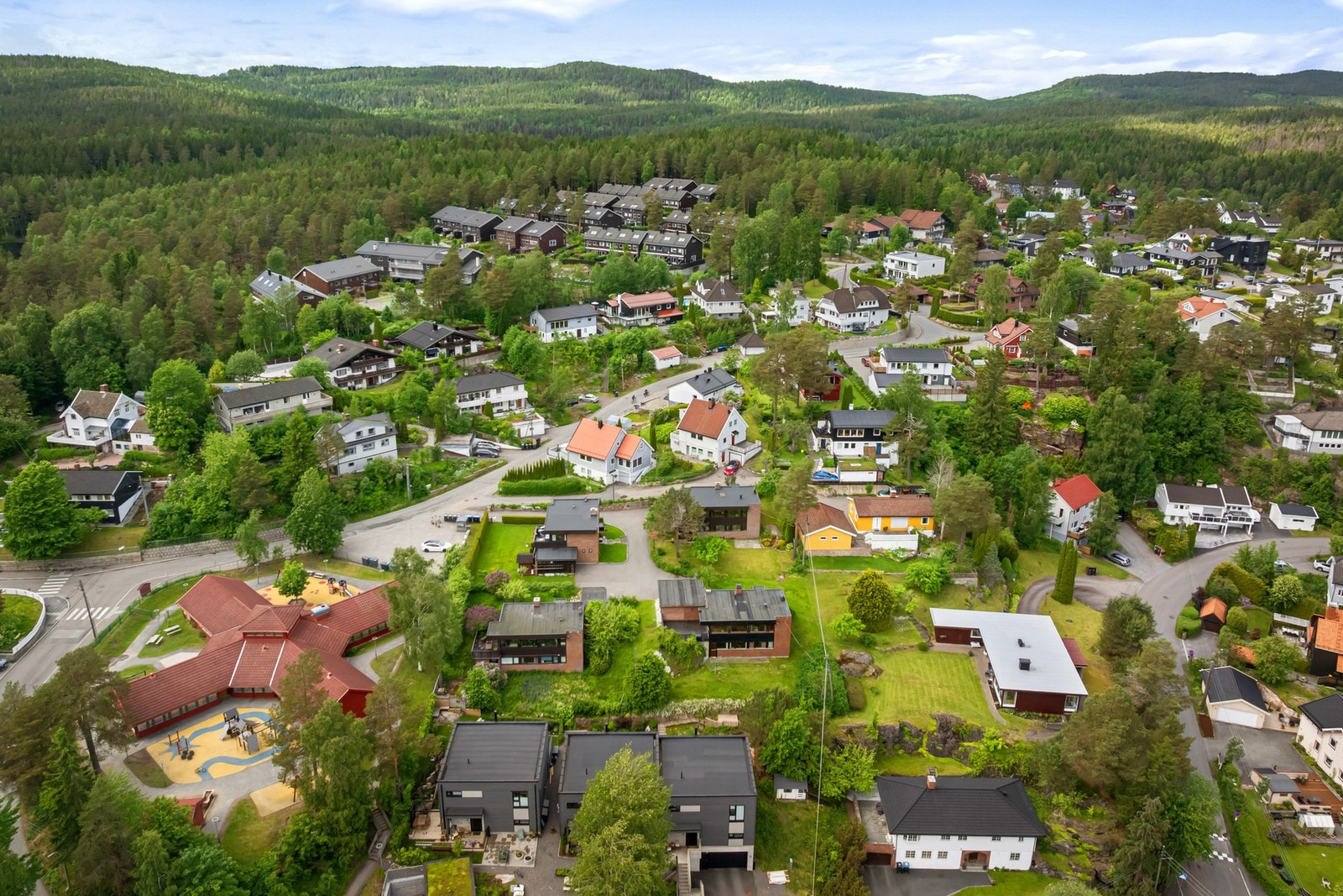 Boligen ligger litt tilbaketrukket fra veien, og sammen med de tre nærmeste nabohusene danner eiendommene nærmest et lite tun. Galleribilde