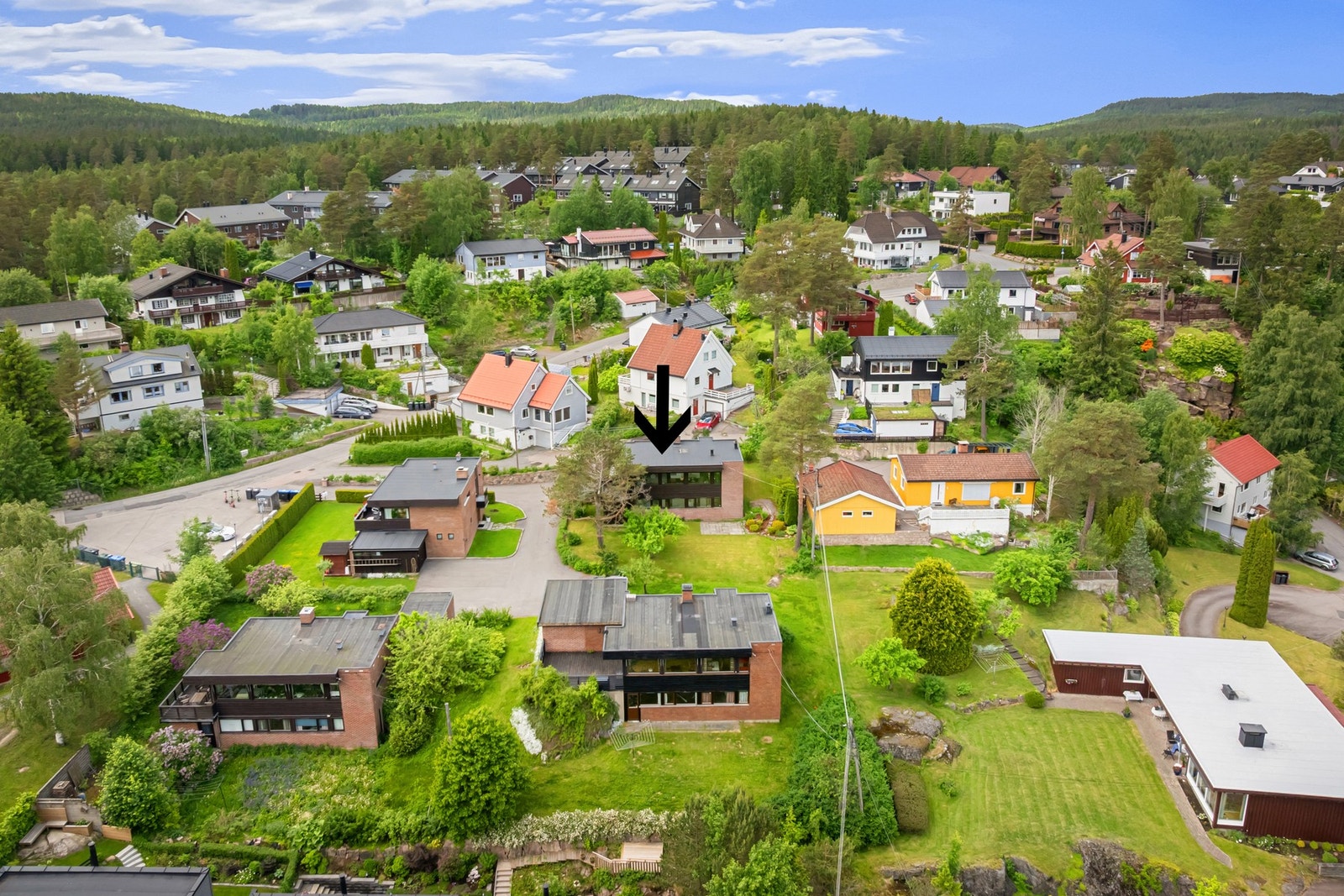 Boligen er en arkitekttegnet enebolig, oppført som en del av en liten klynge på fire boliger tegnet av arkitektfirmaet Hørup & Thorup. Galleribilde