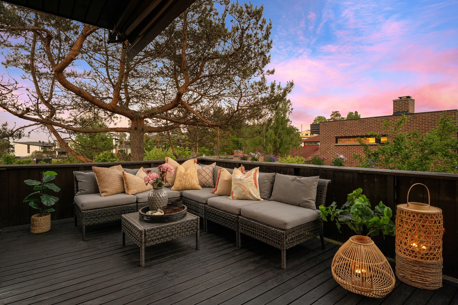 Verandaen har terrassebord som dekke og markise er montert i 2018. Galleribilde