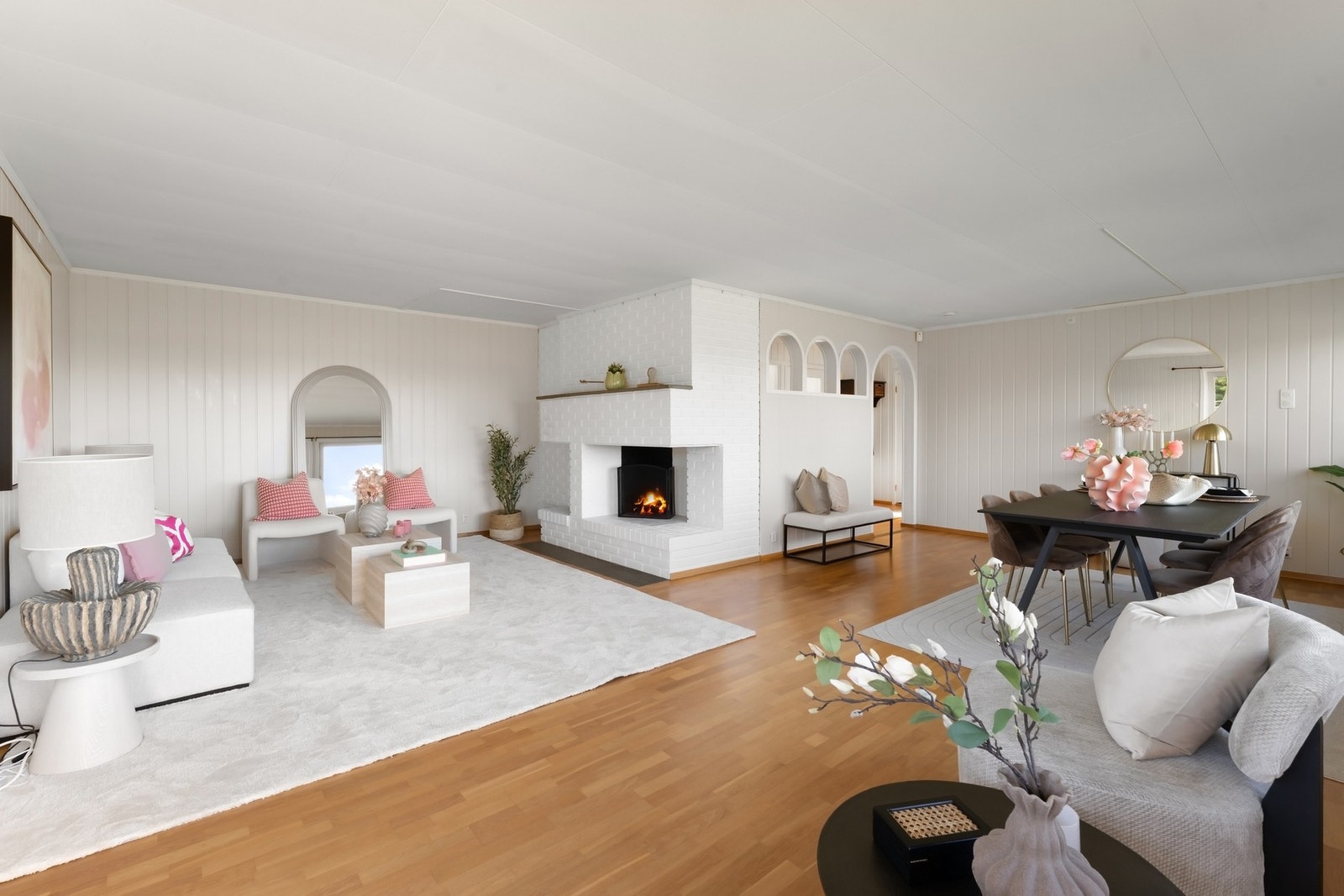 En romslig stue som gir naturlige soner for møblement. Galleribilde