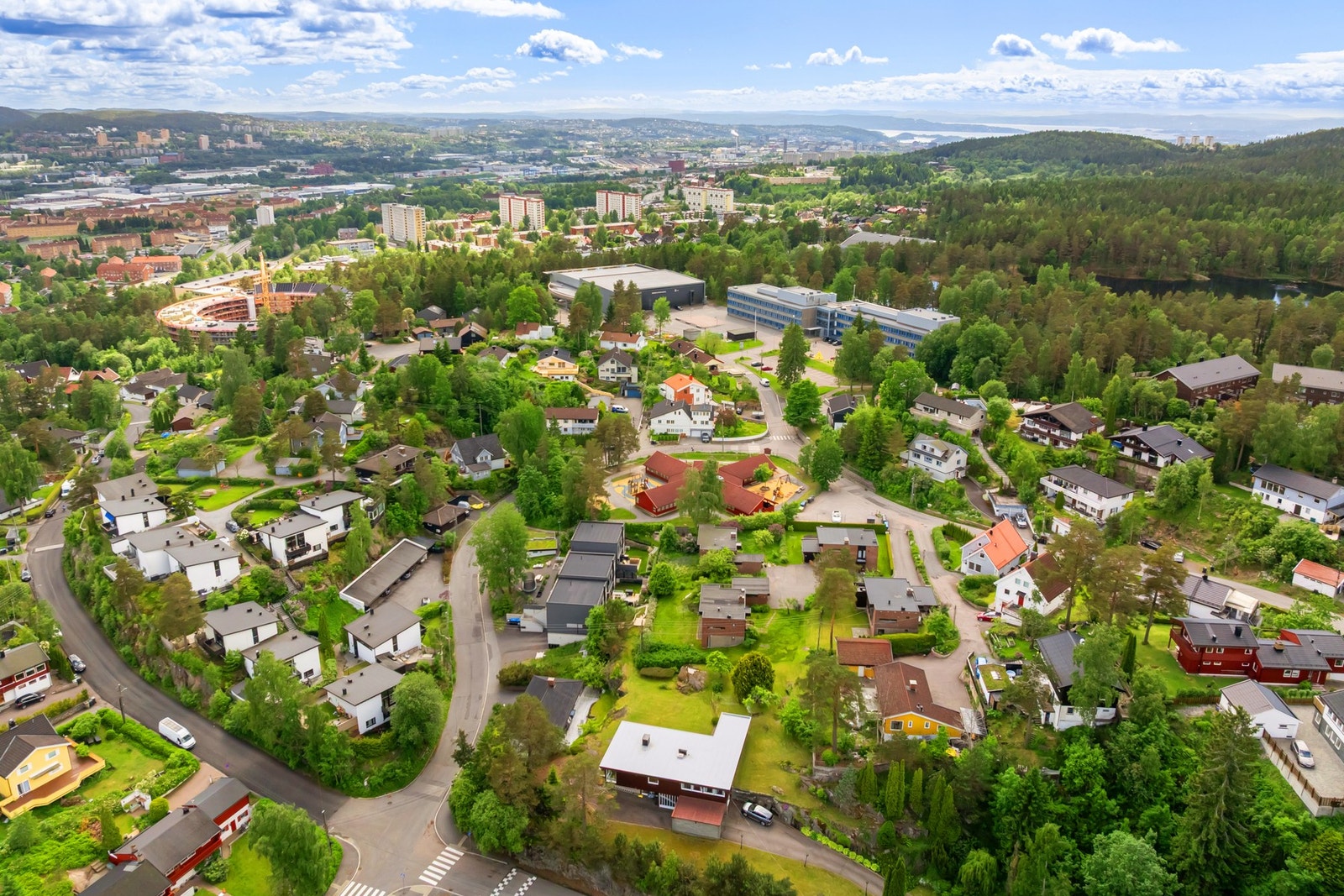 Her kombineres naturnær plassering med kort vei til skoler, barnehager, kollektivtransport og et godt utvalg av servicetilbud. Galleribilde