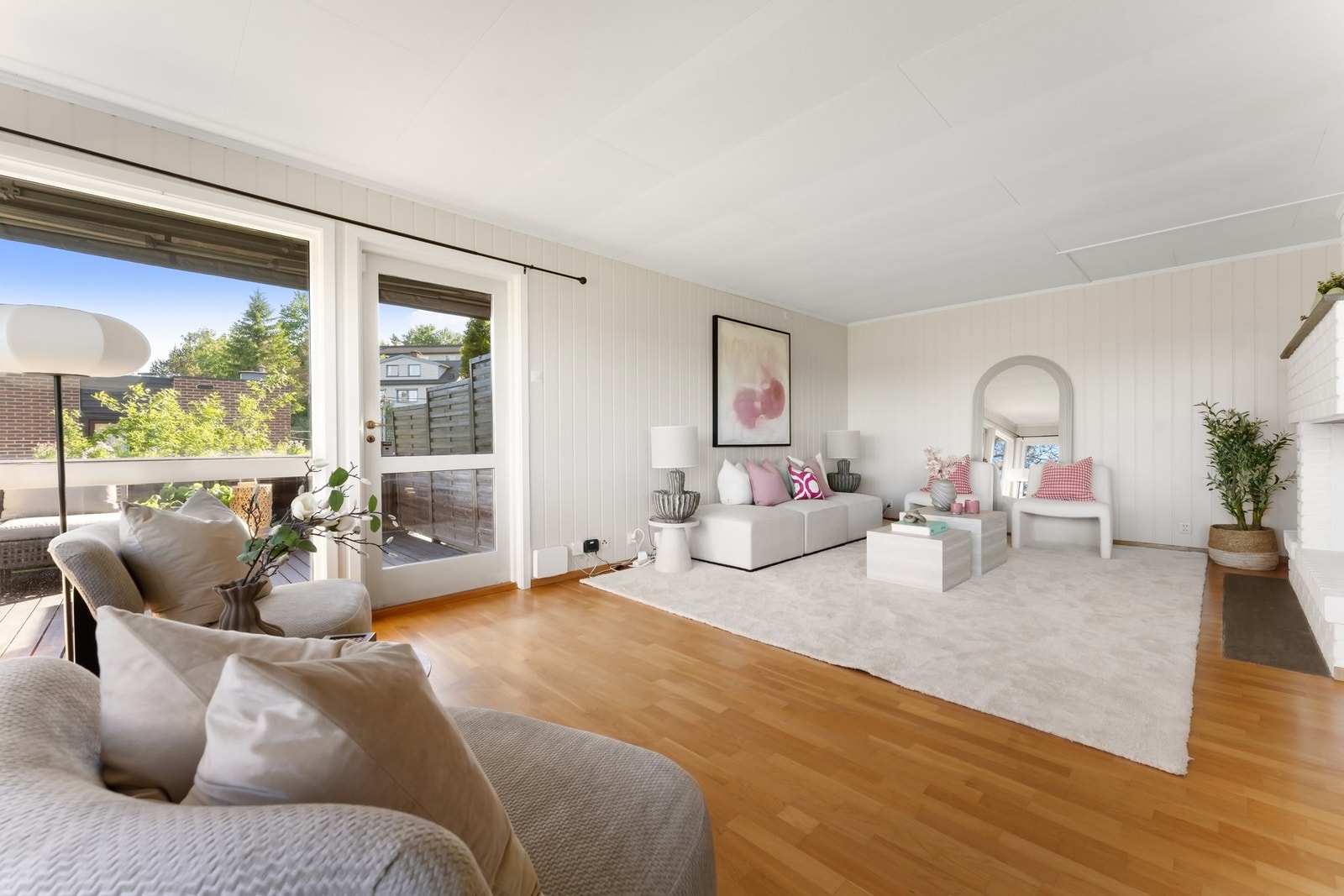 I enden av stuen er det utgang til veranda. Galleribilde