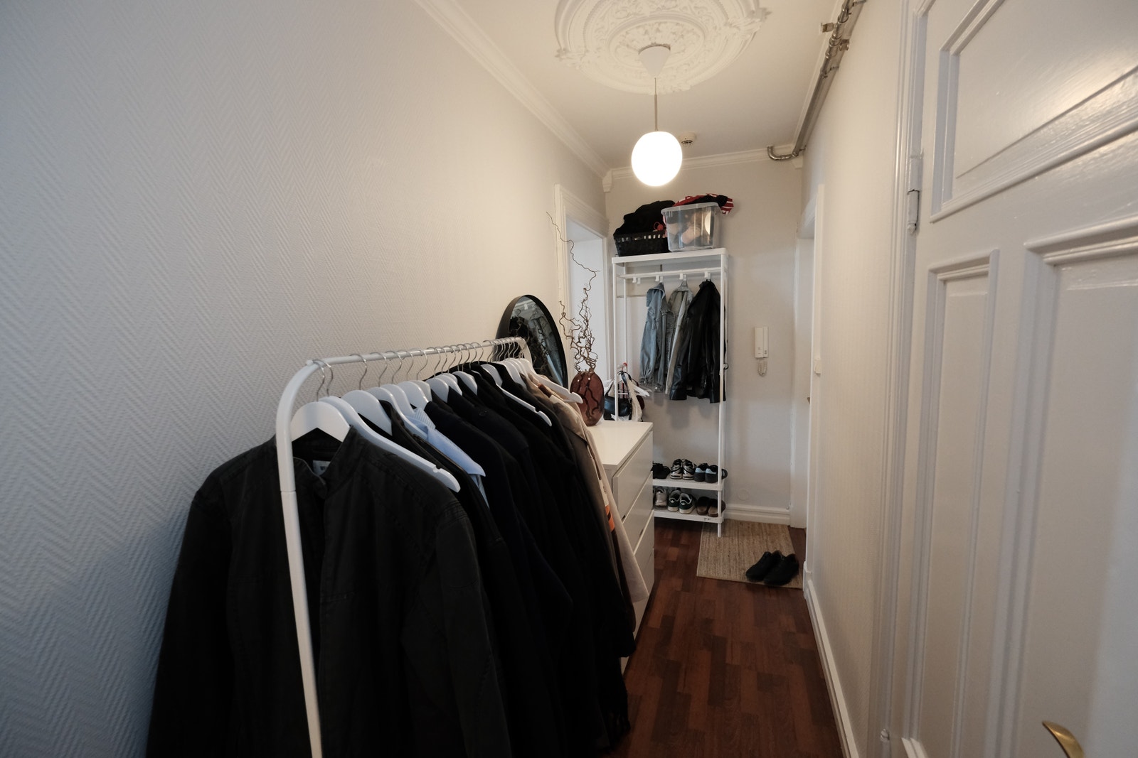 Gang med god plass til å henge fra seg. Galleribilde