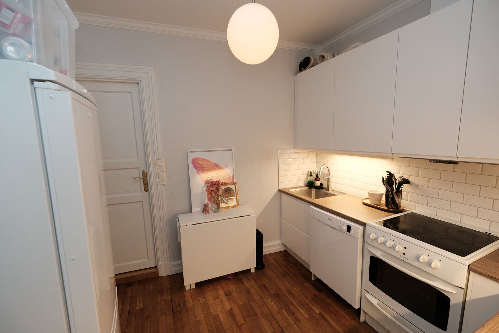 Stort separat kjøkken med ny kjøkkeninnredning med komfyr og oppvaskmaskin. Det er plass til spisebord på kjøkkenet. Galleribilde