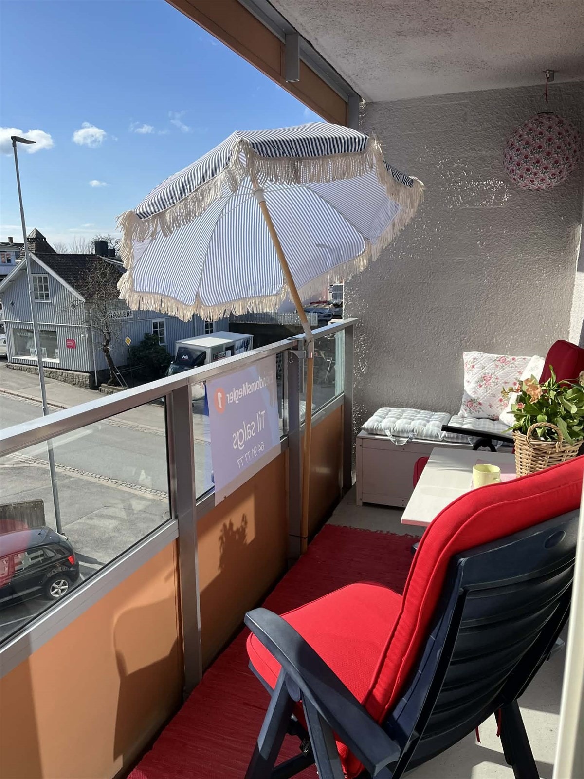 Dette er en sentrumsnær leilighet i 3. etasje med hyggelig balkong. Galleribilde