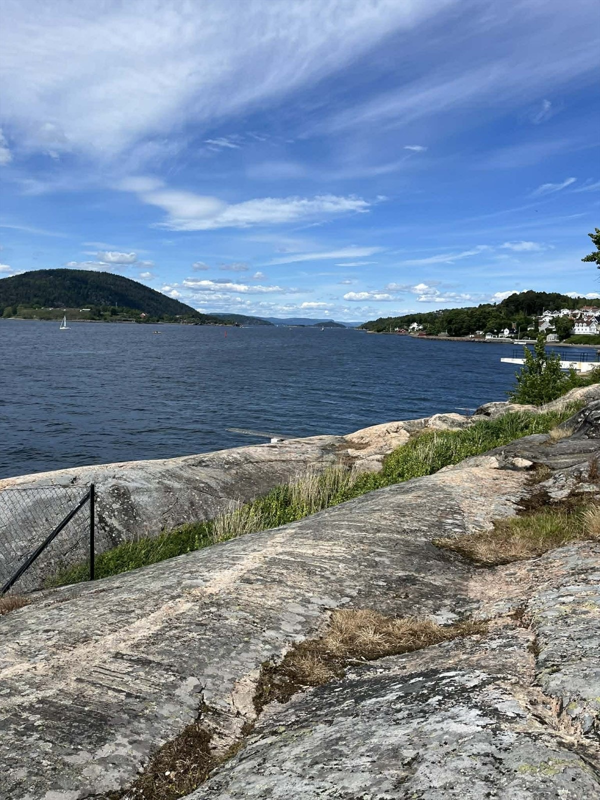 Kort gåavstand til sentrum i Drøbak og Oslofjorden med badeplasser og utsikt til Oscarsborg Galleribilde