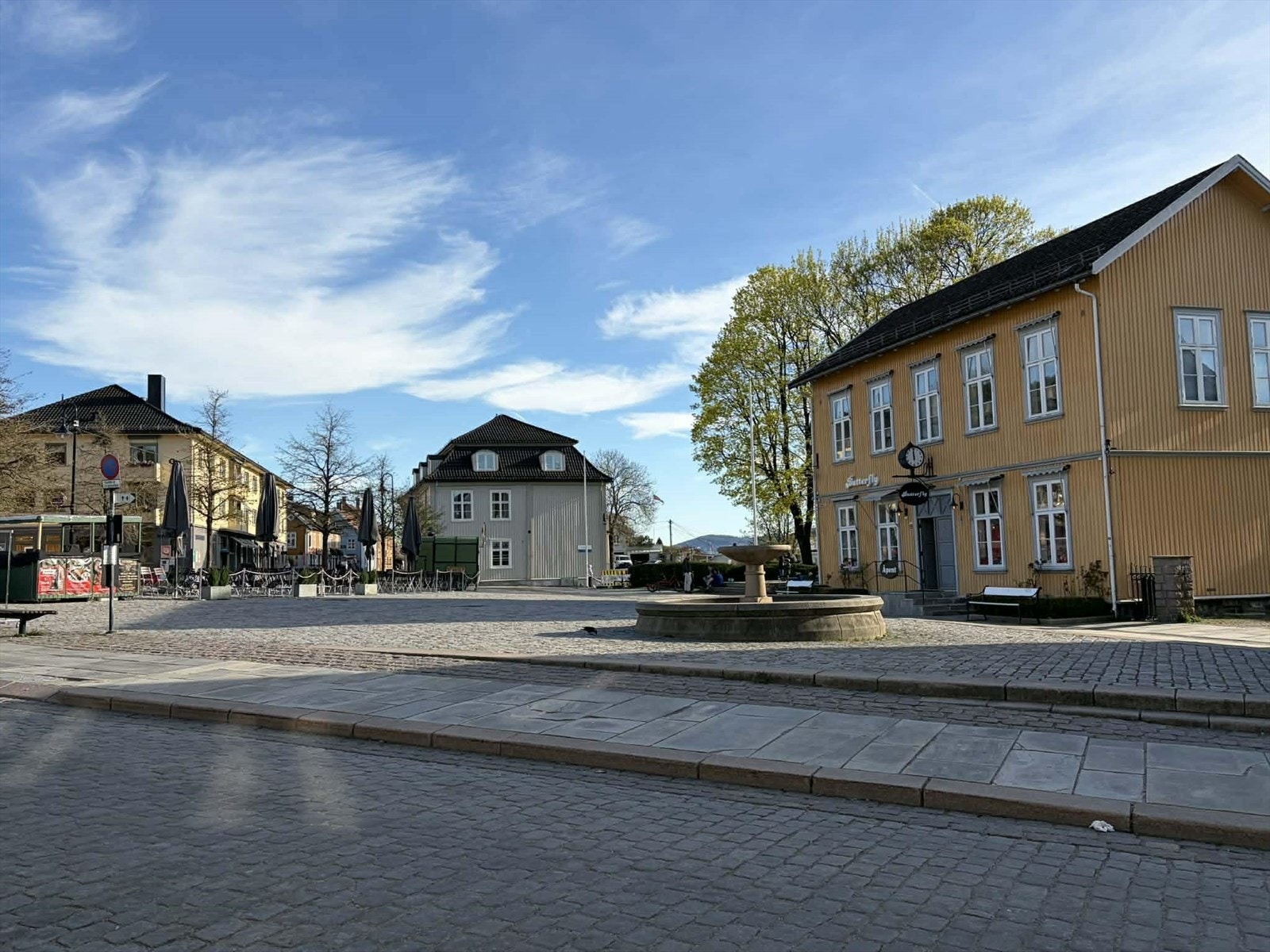 Drøbak torg med sitt sjarmerende preg med butikker, cafeer og torg. Galleribilde
