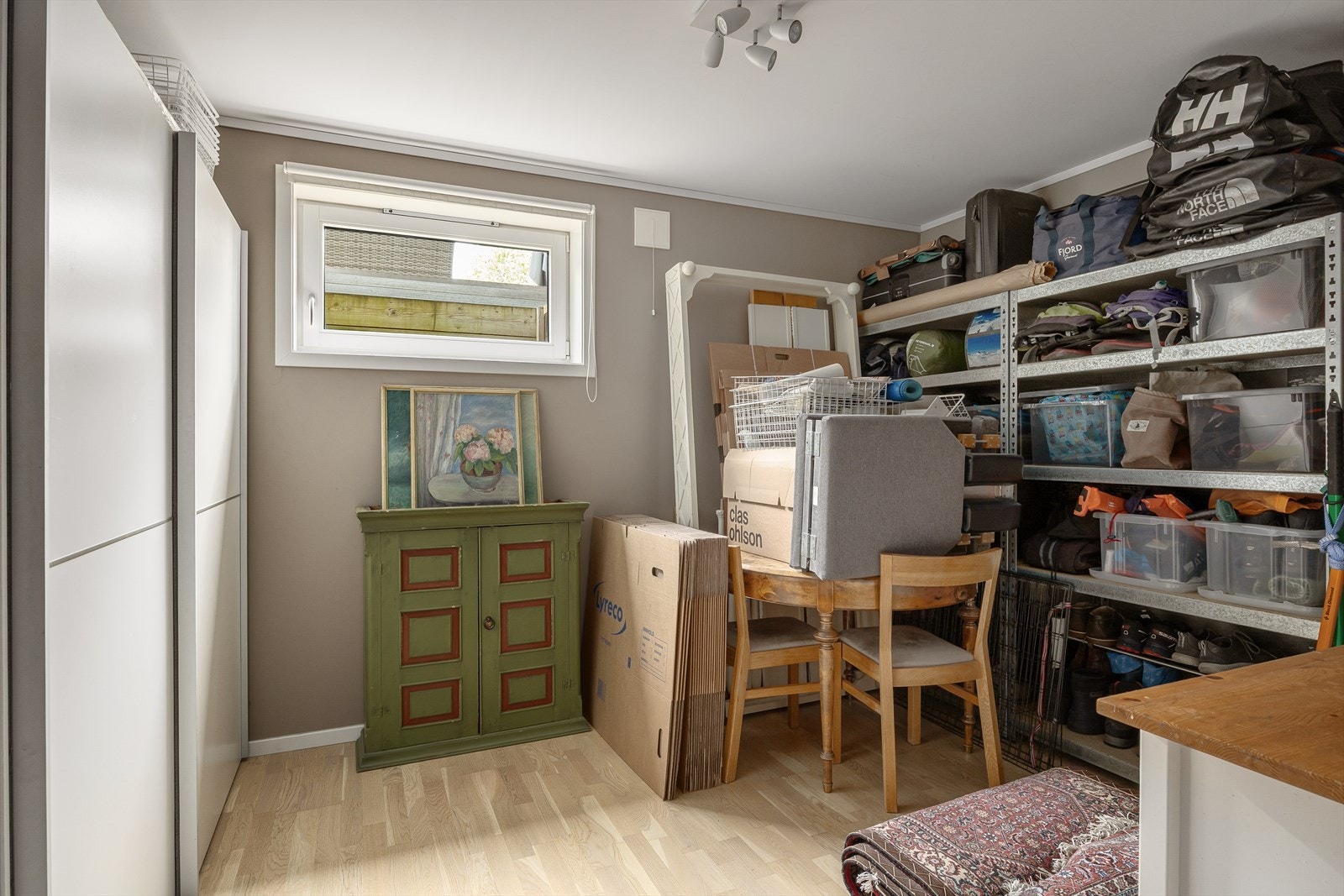 Godt med lagringsplass i flere boder i kjeller og i bod i tilknytning til carport. Galleribilde