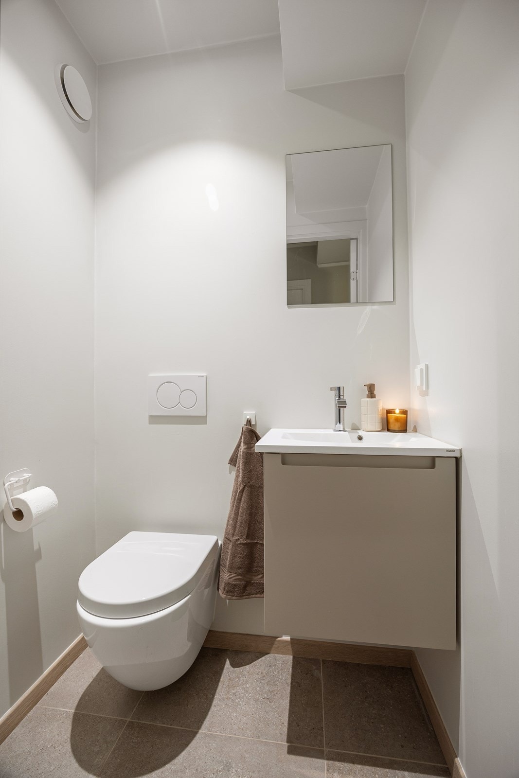 Separat toalettrom i tilknytning til badet. Galleribilde