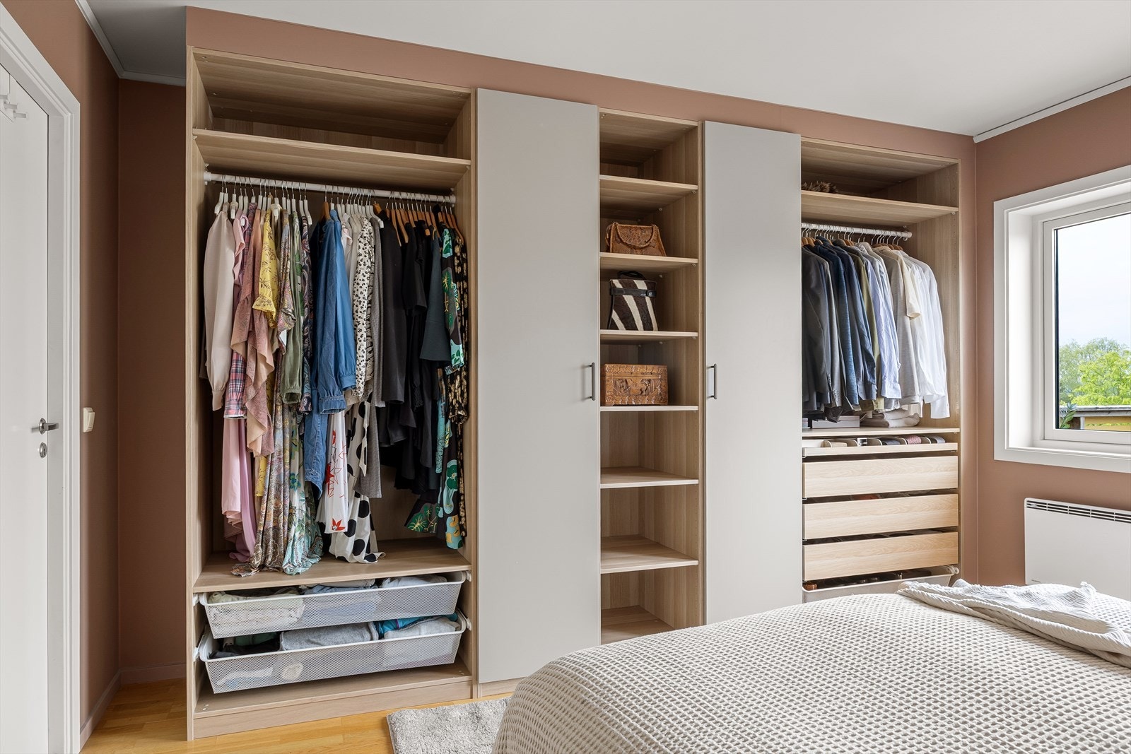Stor garderobe med praktiske lagringsløsninger. Galleribilde