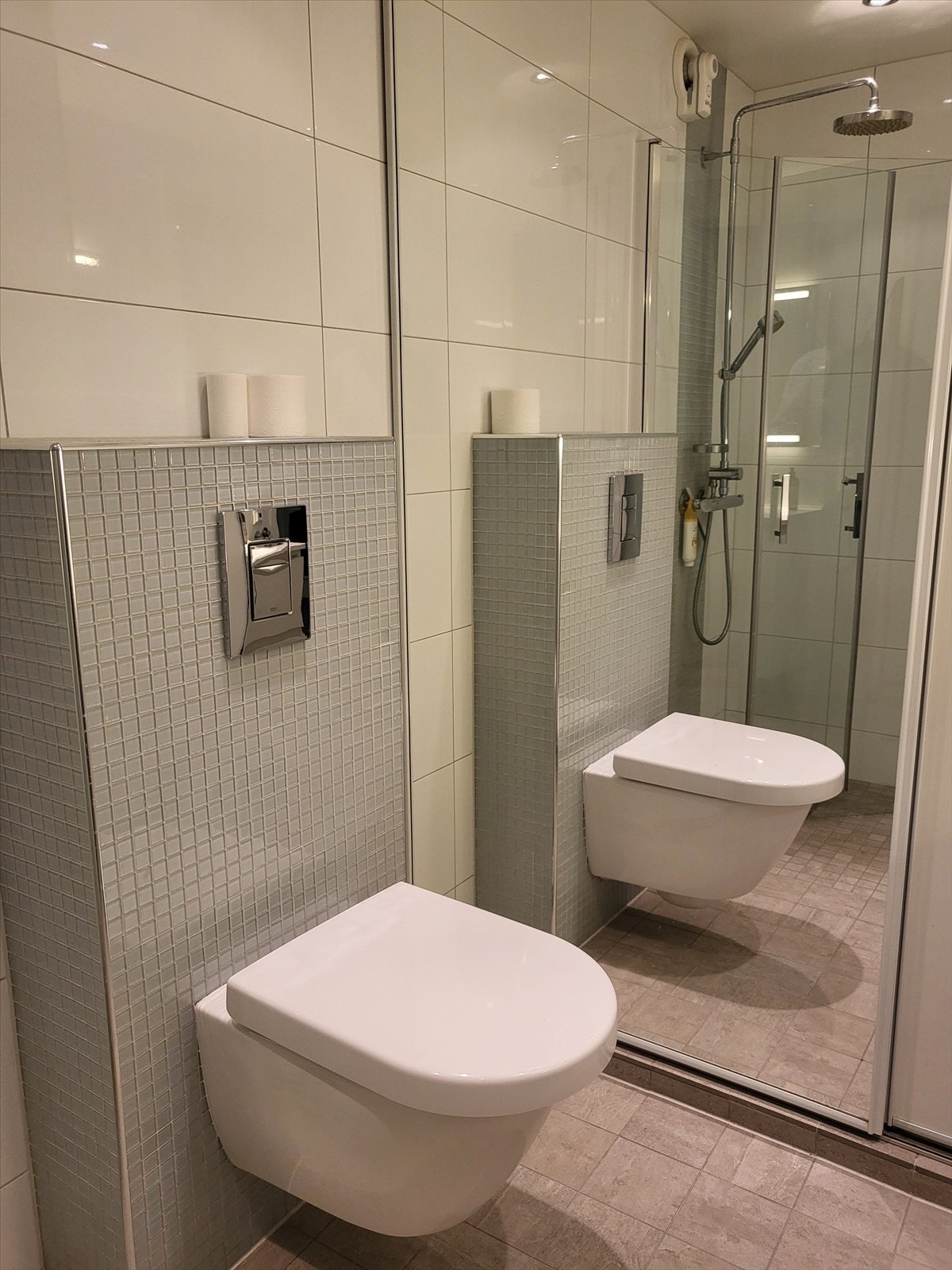 Delikat bad med dusj, servant med skuffer, speil, wc og dusjnisje. (Kjeller er ikke byggemeldt og godkjent for varig opphold). Galleribilde