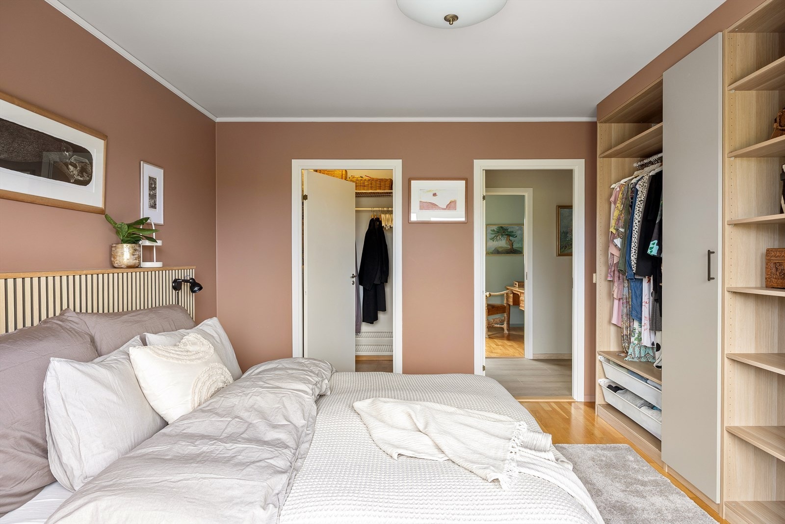 Praktisk omkledningsrom inn fra soverommet. Galleribilde