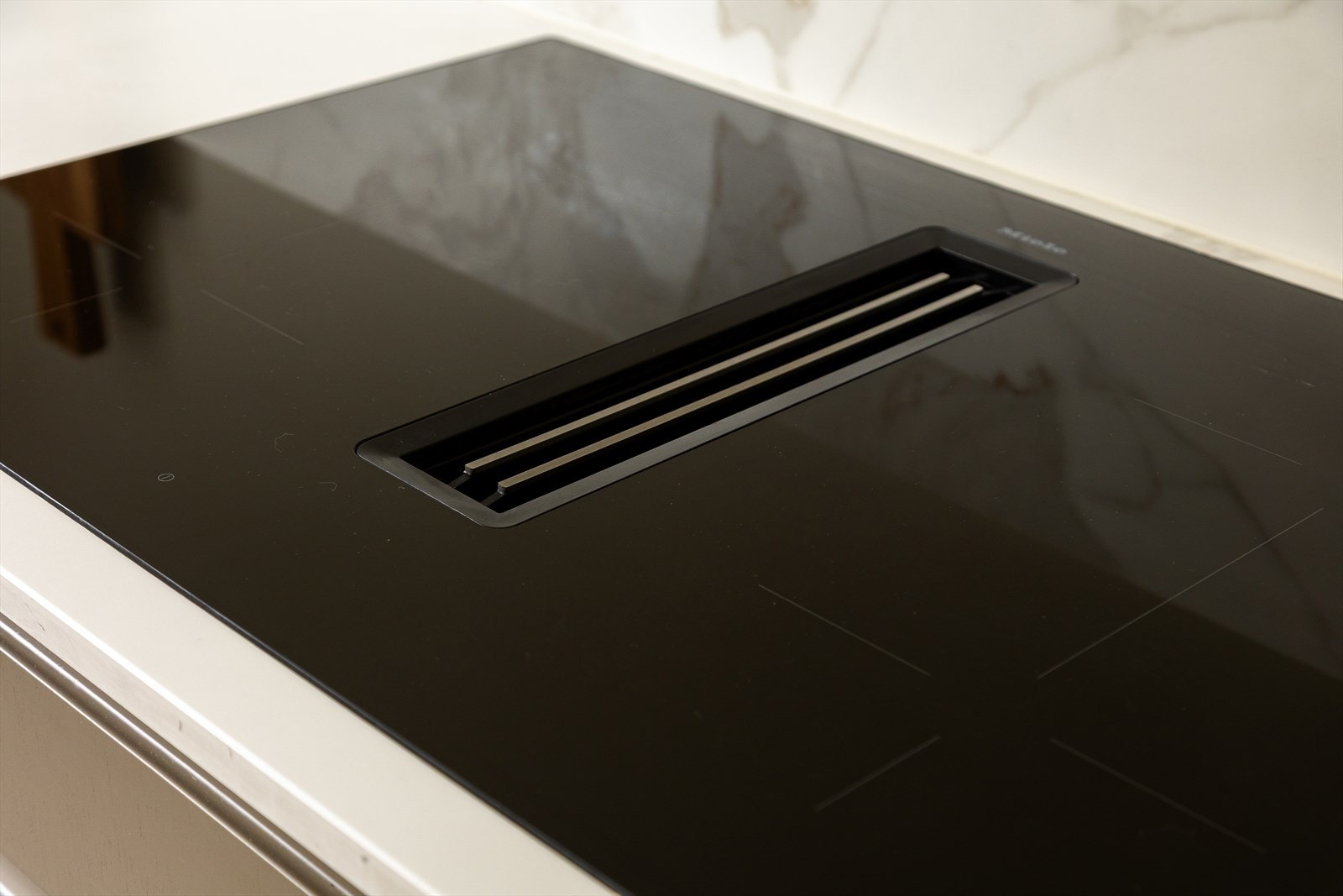 Platetopp fra Miele med integrert avtrekk. Galleribilde