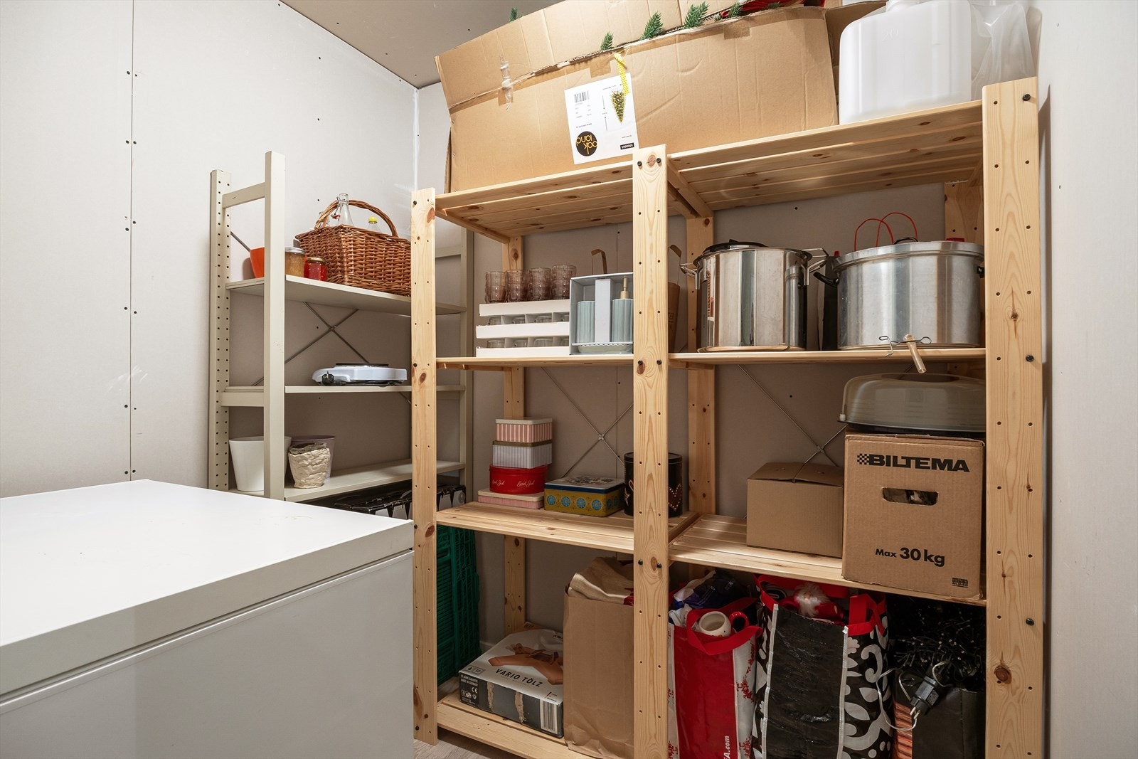 Godt med lagringsplass i flere boder i kjeller og i bod i tilknytning til carport. Galleribilde