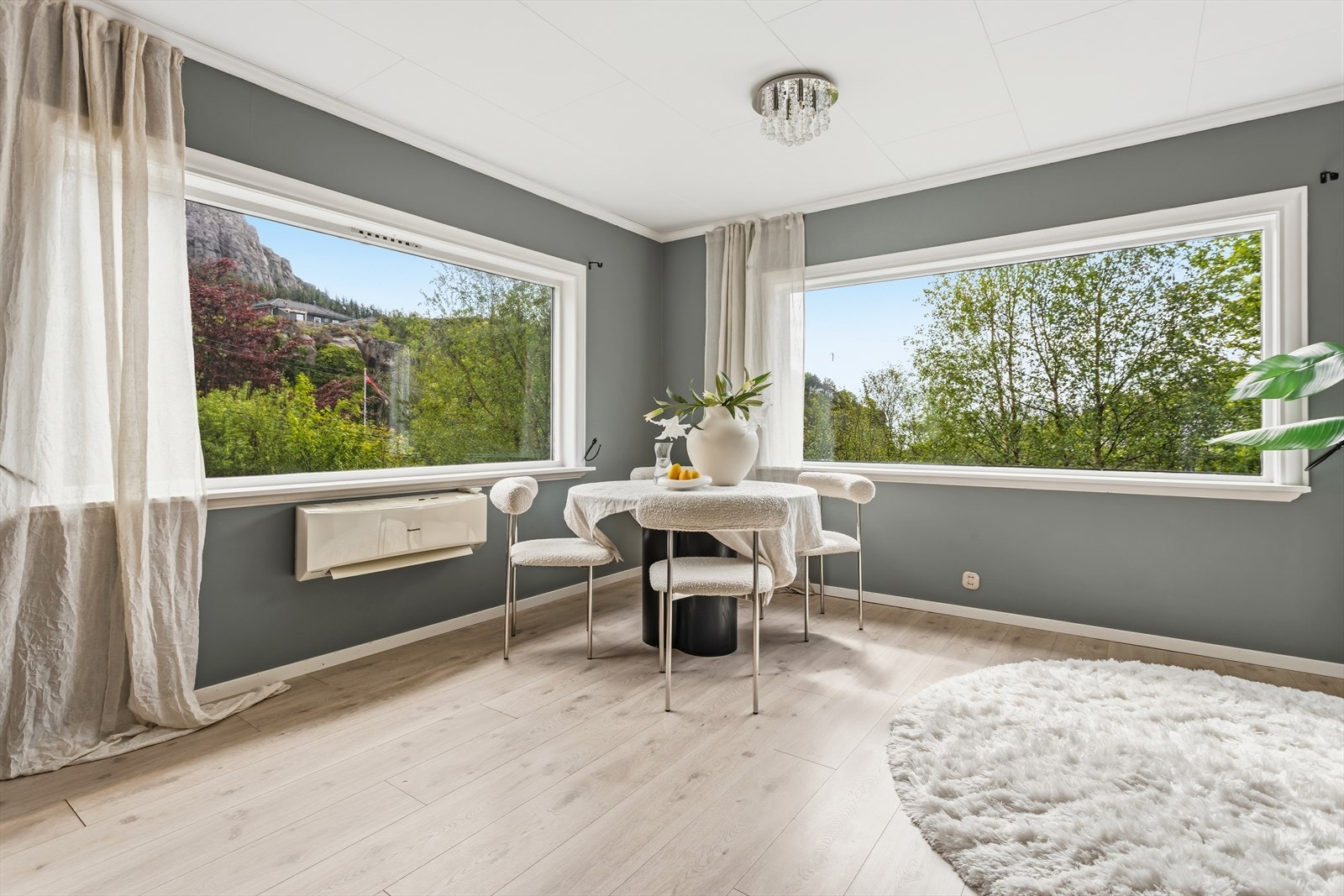 Store vindusflater gir rikelig med naturlig lys. Galleribilde