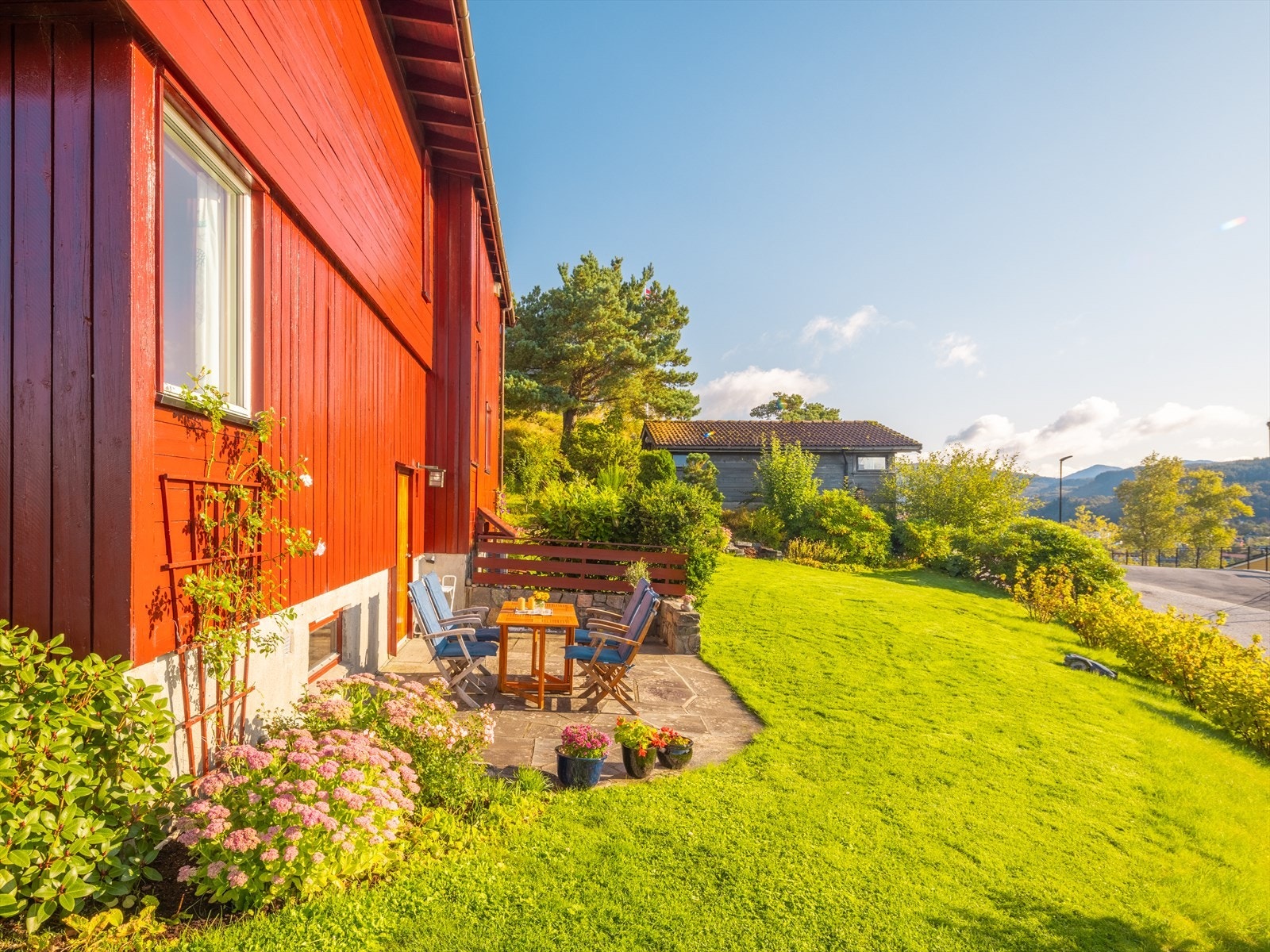 Fantastiske uteområder med en idyllisk hage og nydelig beplantning. Galleribilde