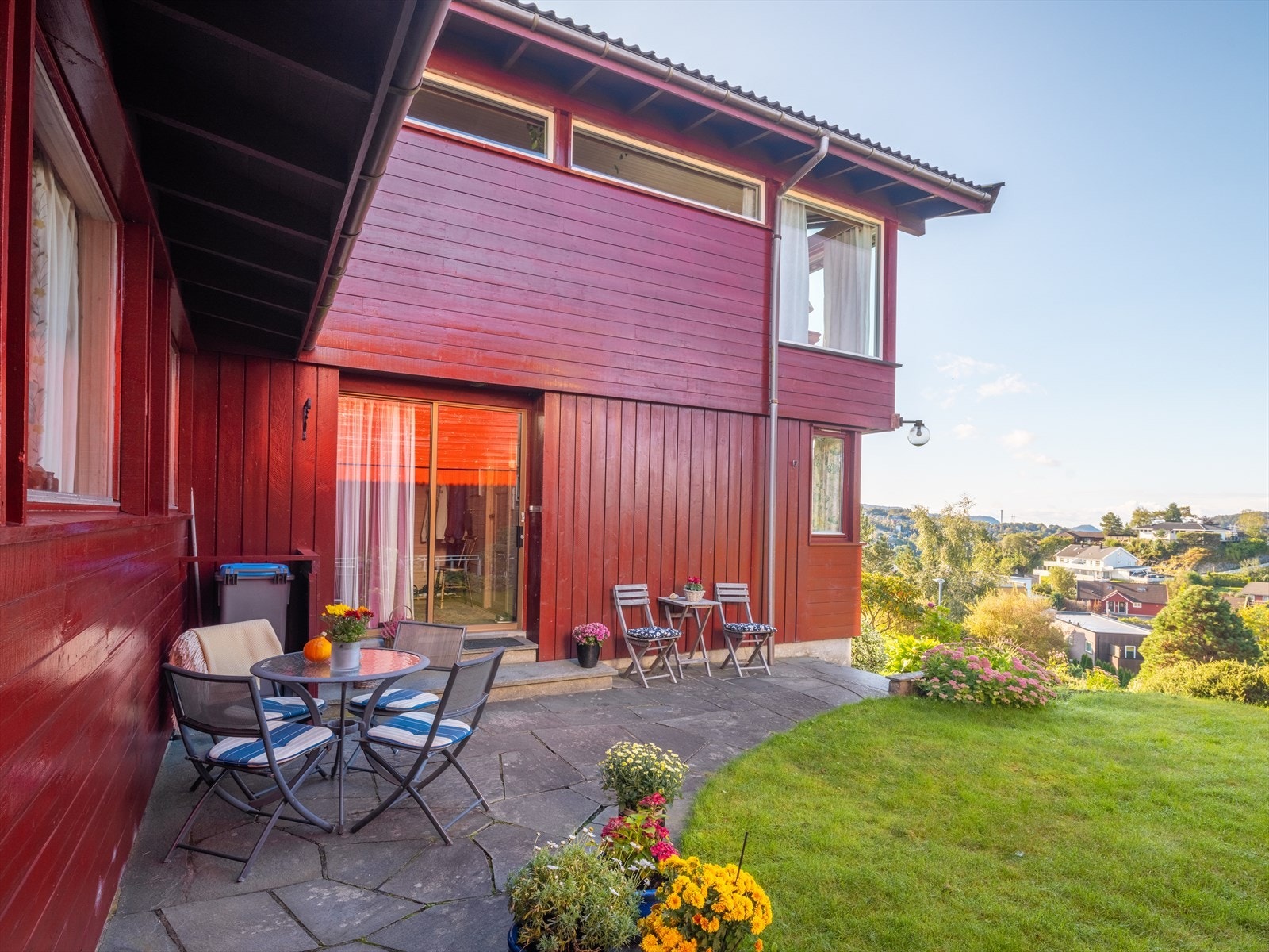 Huset har en perfekt plassering på enden av rekken. Galleribilde