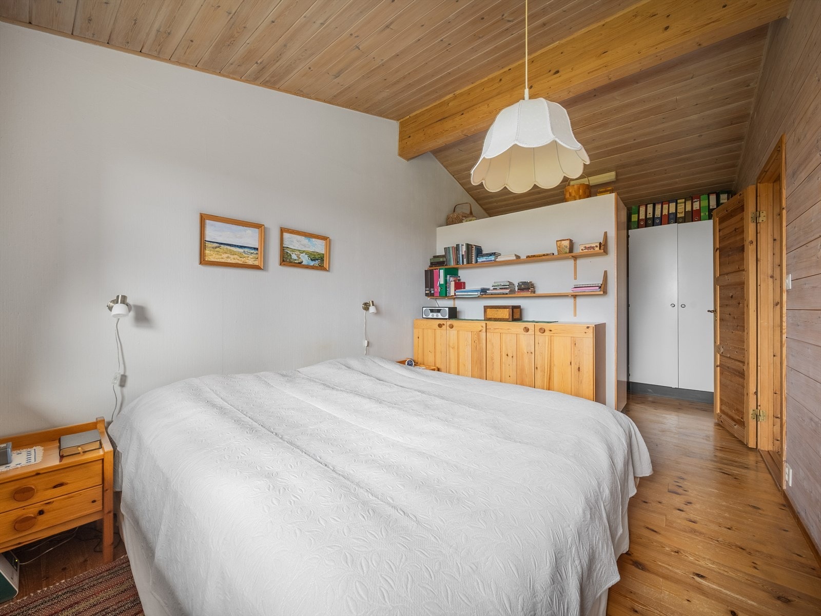 Rommene er romslige med plass til å innrede med stor seng, nattbord og annet ønsket møblement. Galleribilde