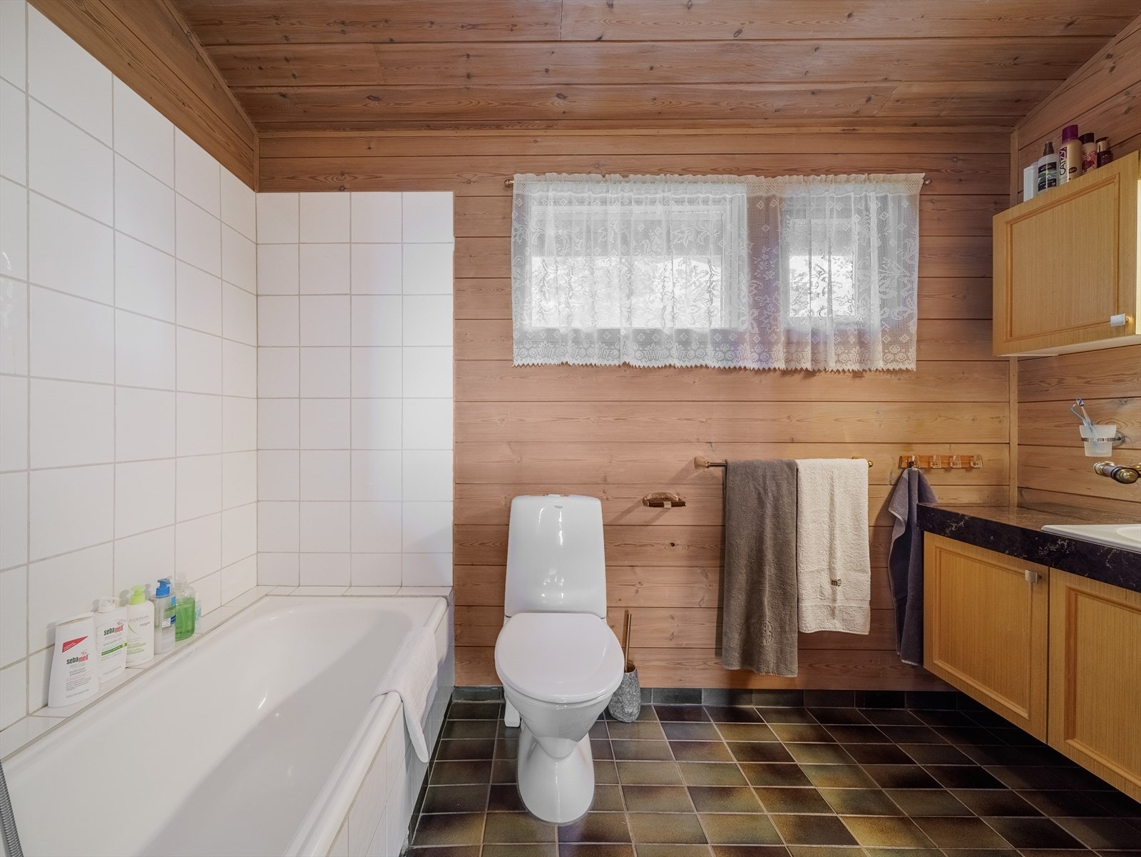 Boligen har to bad. Det ene badet er innredet med baderomsinnredning med servant, badekar og toalett. Galleribilde