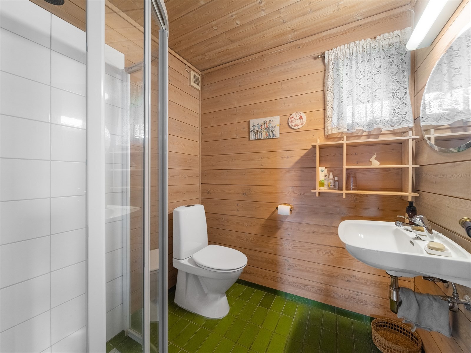 Det andre badet er innredet med baderomsinnredning med servant, dusj og toalett. Galleribilde