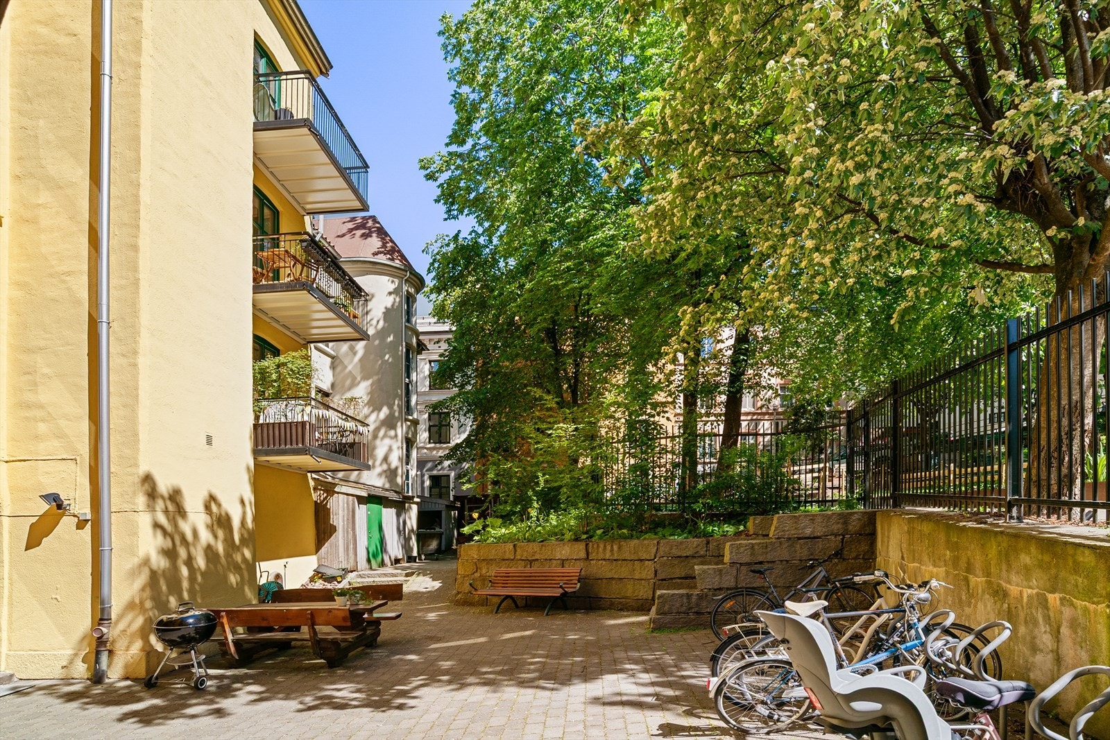 Borettslaget har en intim og koselig bakgård med sykkelparkering, sittebenker og fin beplantning. Herfra kan du bevege deg rett ut i parken utenfor. Galleribilde