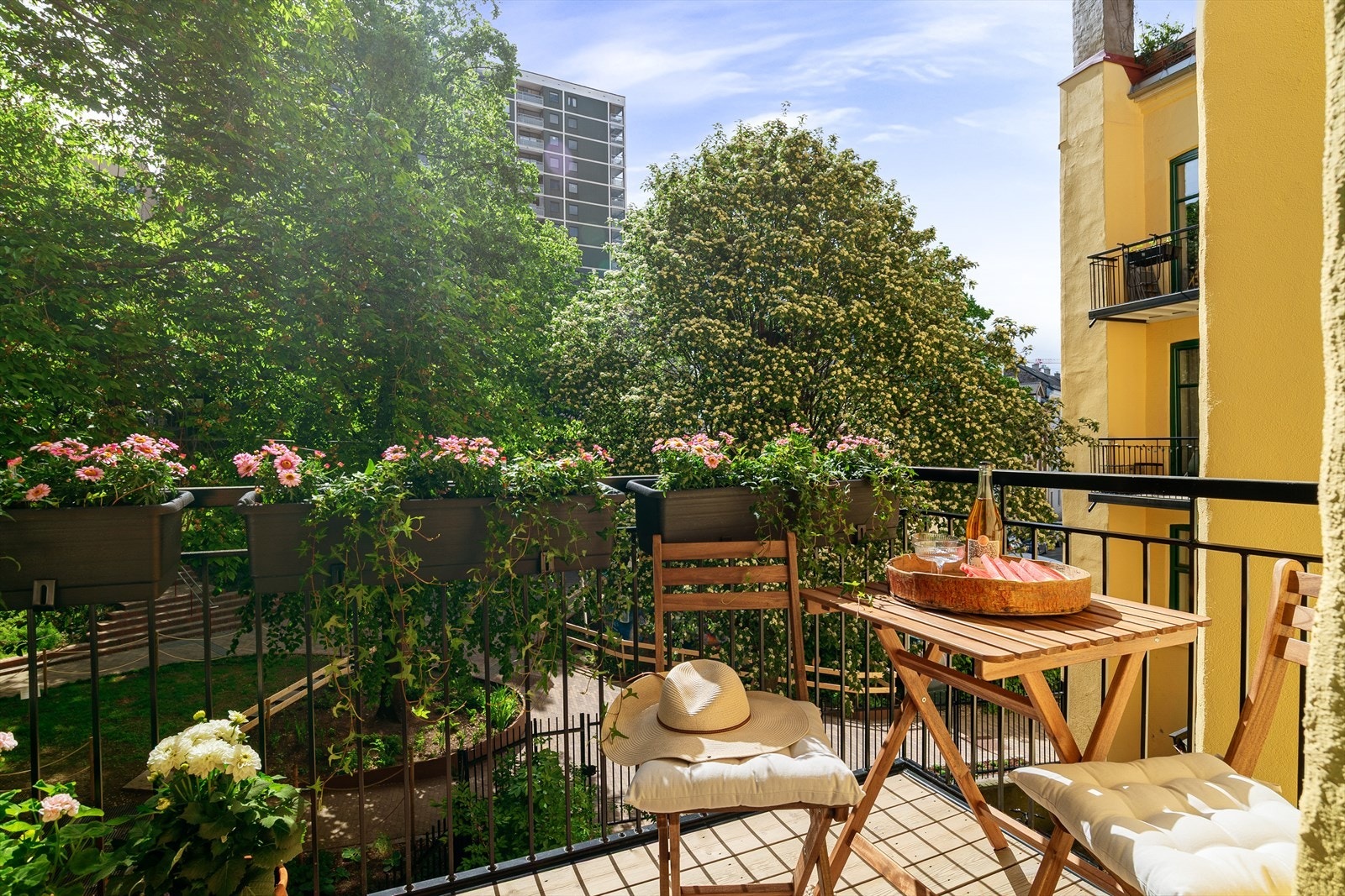 Her har du plass til balkongmøbler, frodige fine blomster og lyslykter. Her kommer solen rundt kl. 9 og går ned ca kl.15 på sommerstid. Galleribilde