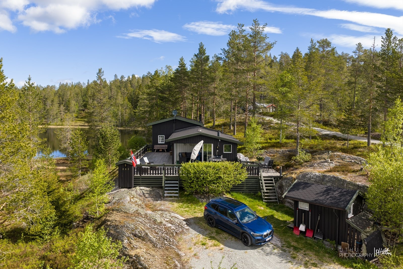 Hytta har parkering på egen tomt Galleribilde
