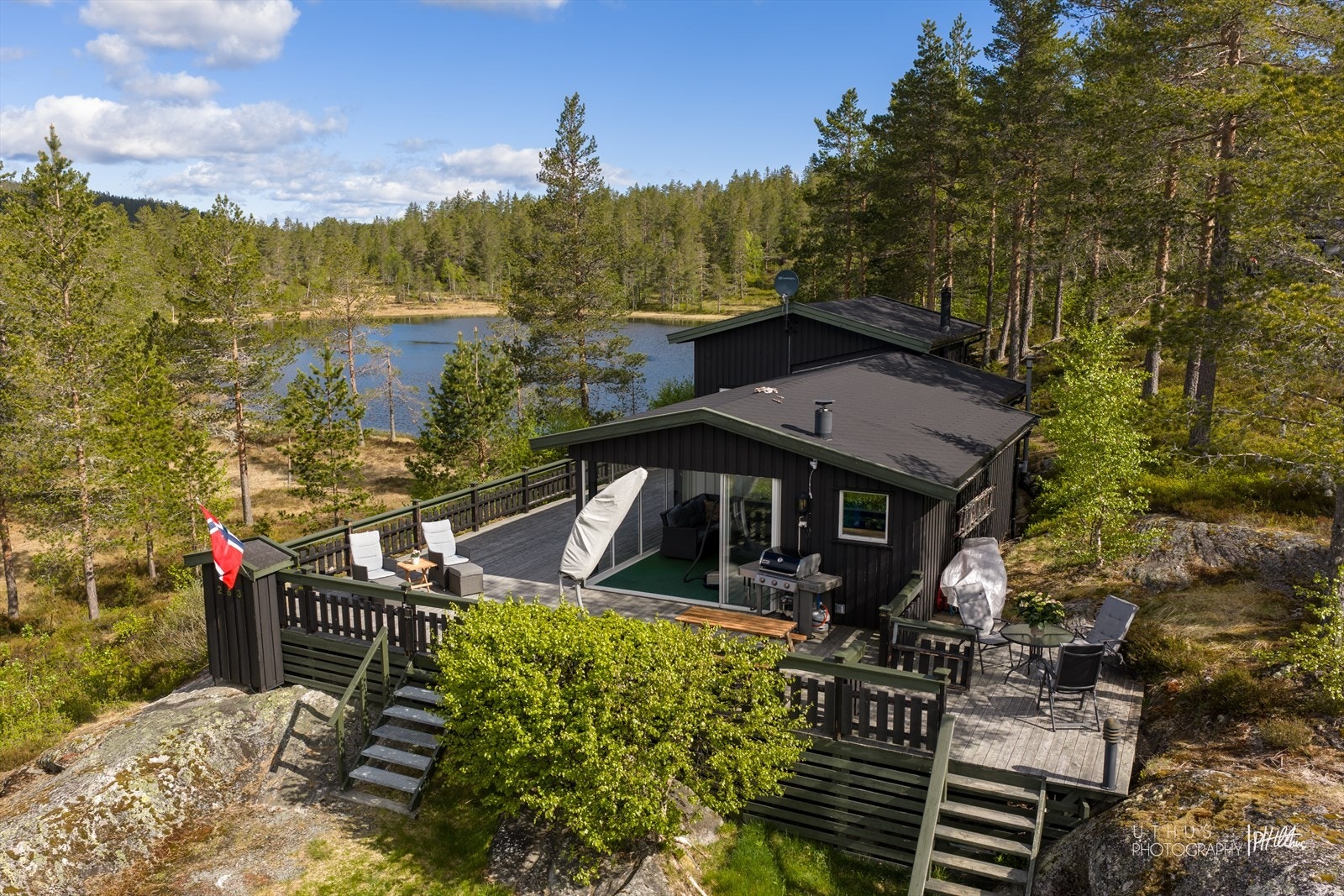 1,5 time kjøring fra Oslo. Norefjell Skisenter 20 min unna. 15 min til Noresund sentrum med butikker og servicetilbud Galleribilde