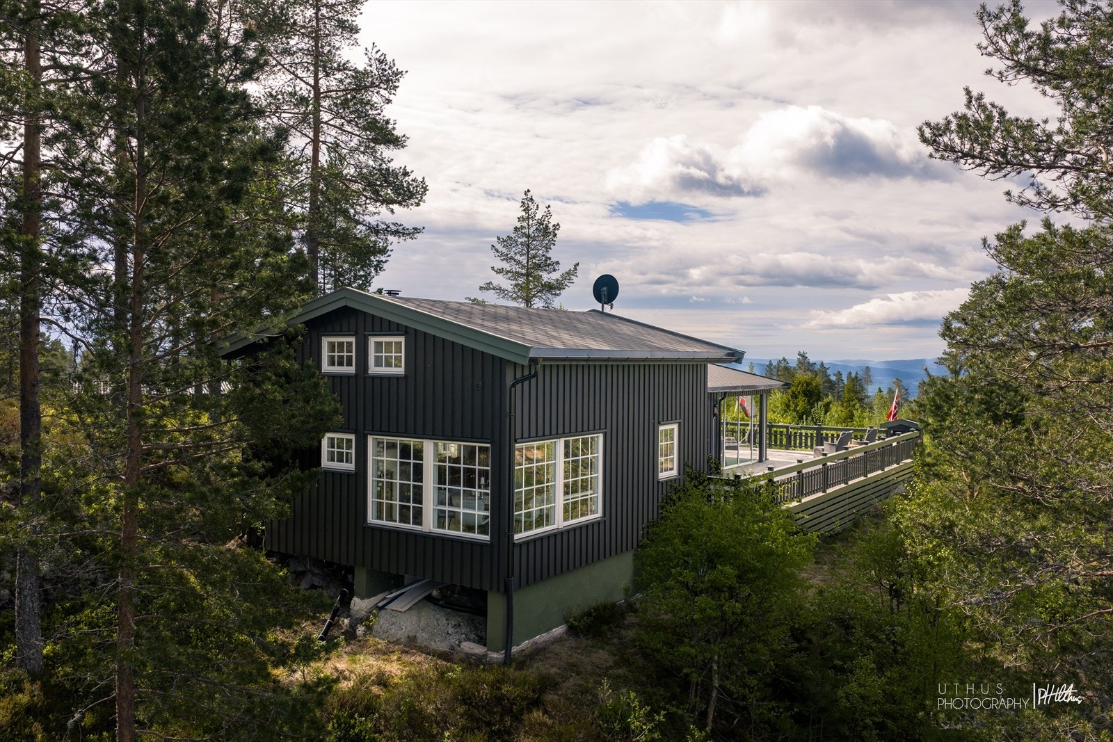 Det er utsikt mot Gaustatoppen fra terrassen Galleribilde