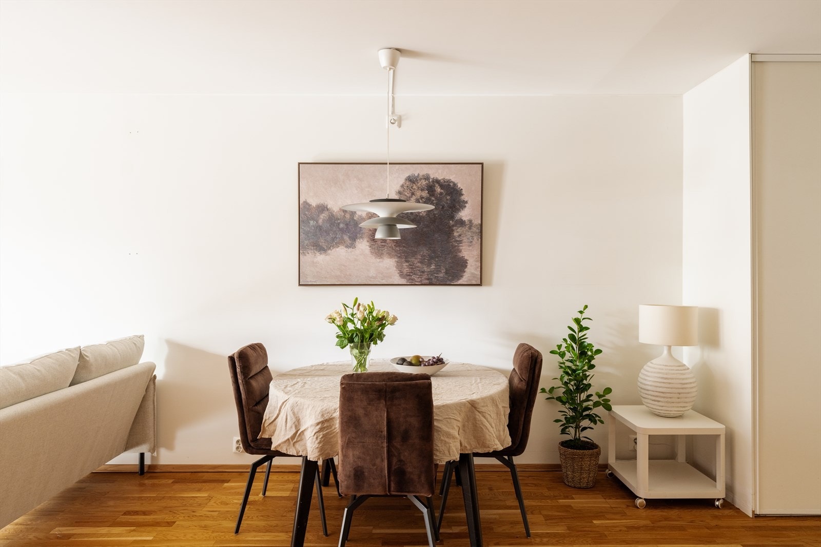 God plass til stort spisebord og sofagruppe i stuen. Galleribilde