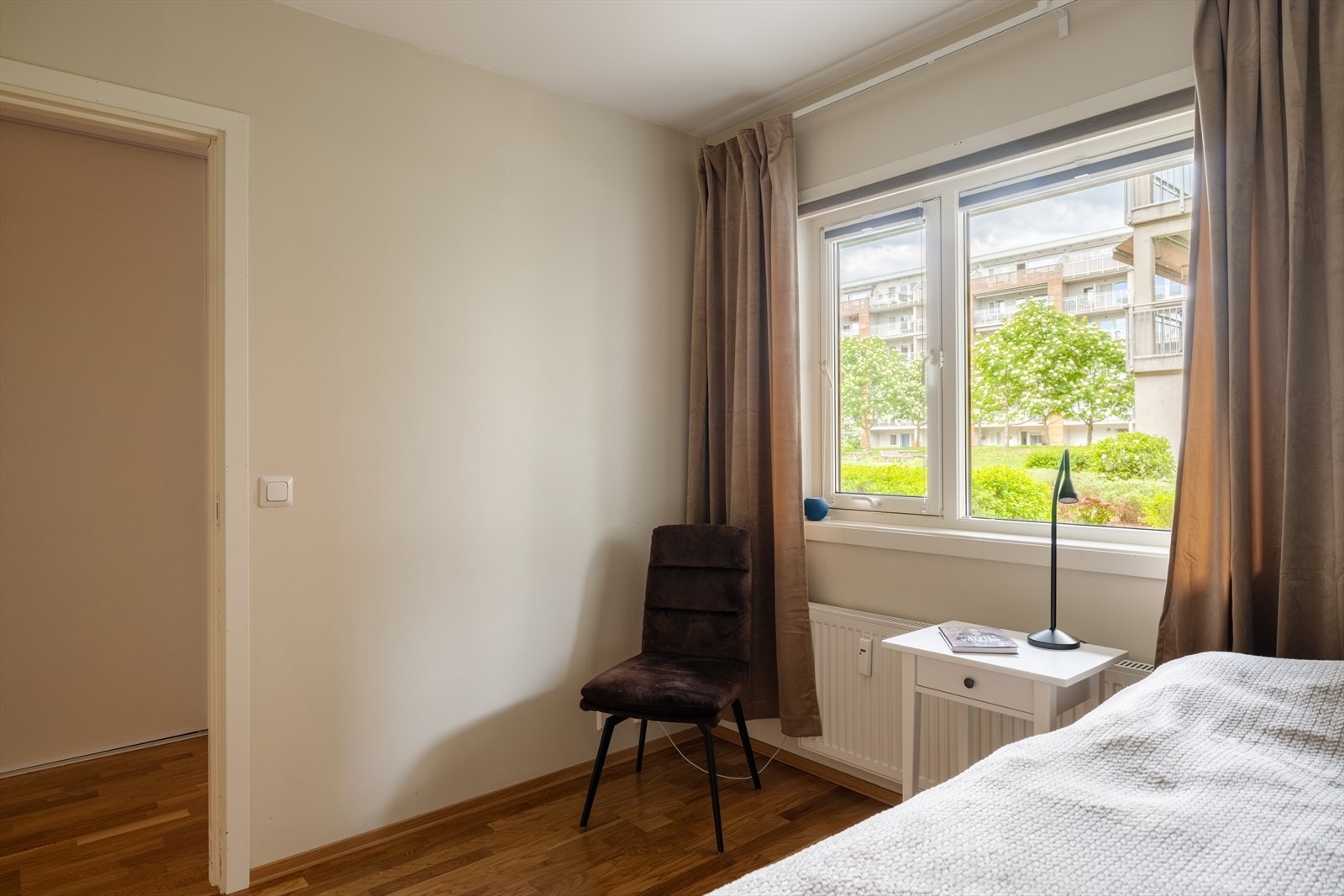 Hovedsoverom. Under vinduet er det montert radiator. Oppvarming ar inkludert i felleskostnadene (a-konto). Galleribilde