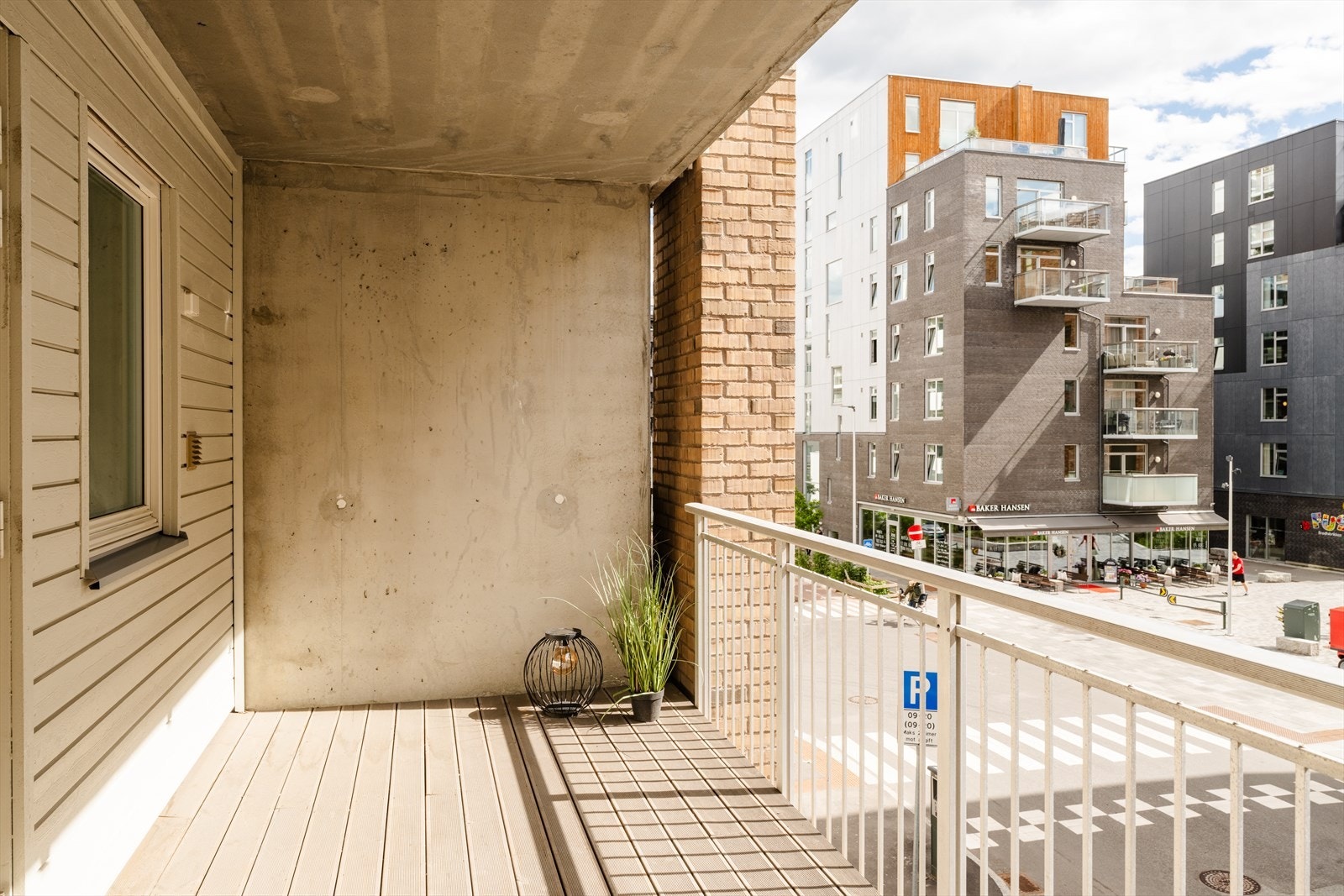 Her kan man fint innrede med diverse utemøbler, beplantning og grill. Balkongen vender mot syd og har sol noen timer i løpet av dagen. Galleribilde
