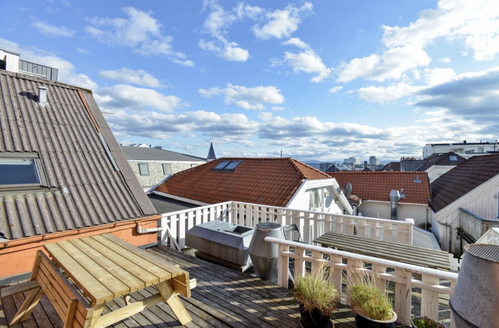 I tillegg har eiendommen en felles takterrasse med fantastisk utsikt, en stor bonus for både egen bruk og leieattraktivitet Galleribilde