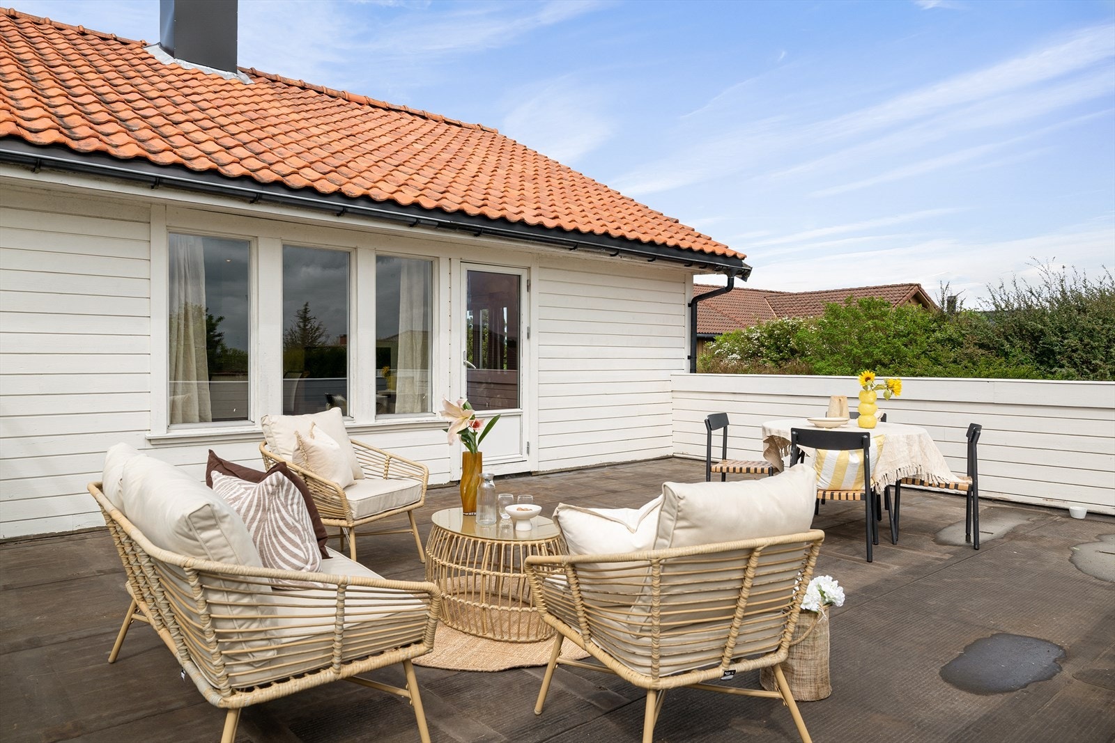 Stor og solrik terrasse. Galleribilde
