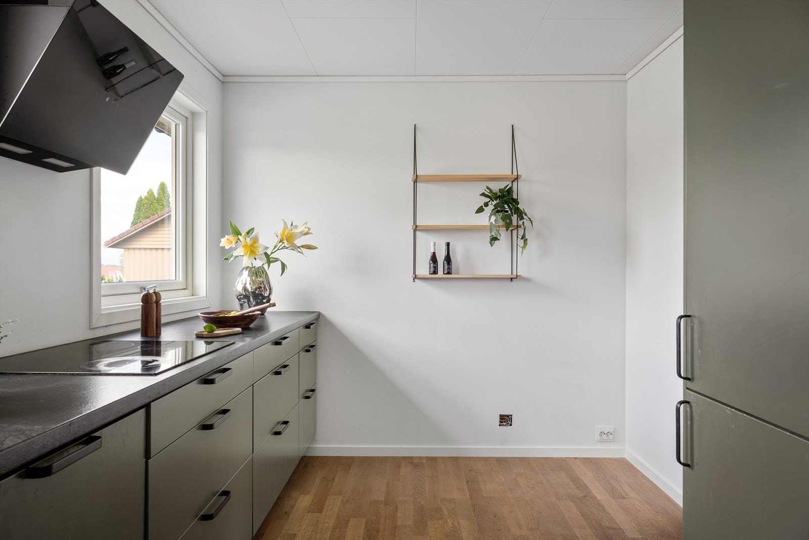 Lys og innbydende atmosfære med vinduer som slipper inn rikelig med dagslys. Galleribilde